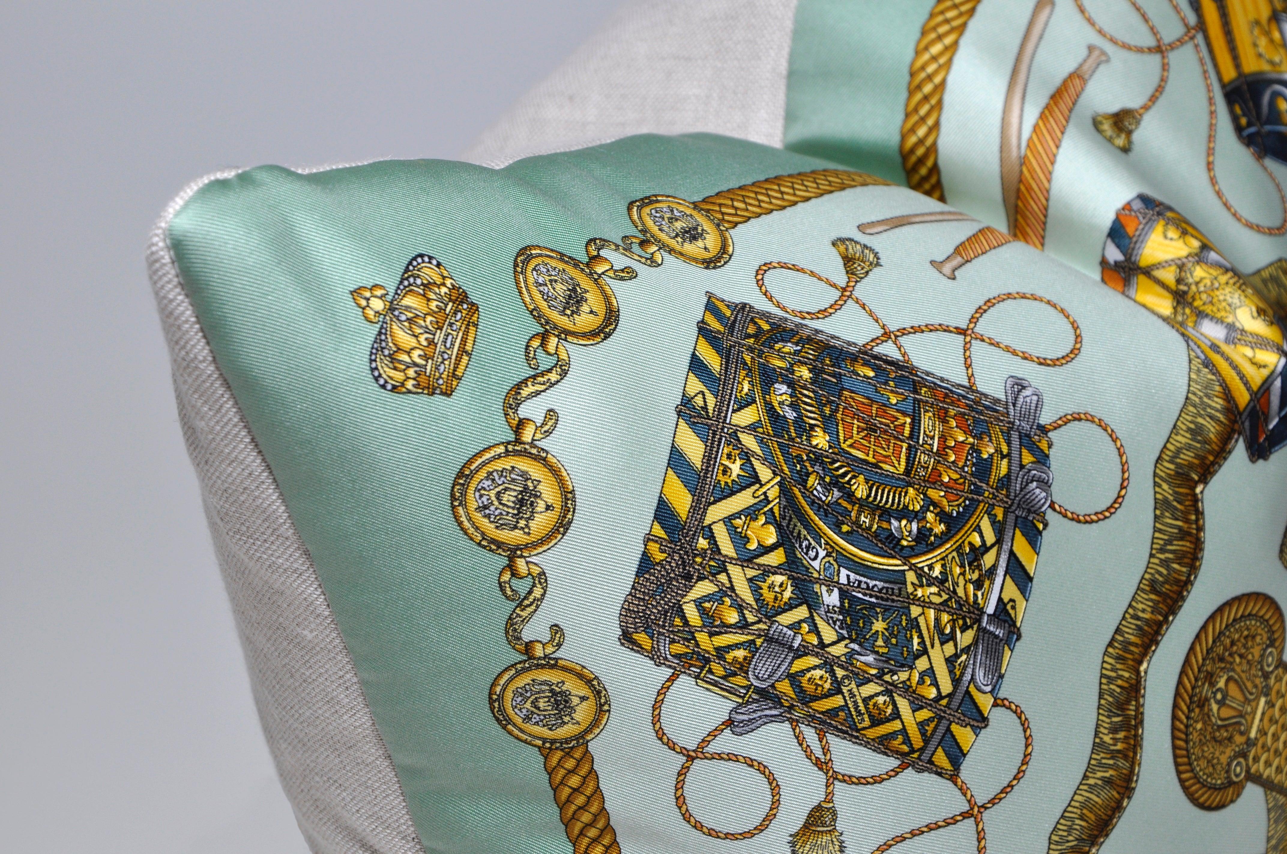 Le studio Katie Larmour est le premier fabricant d'oreillers en forme de foulard vintage. Ayant acquis une certaine notoriété pour son idée et ses créations uniques en 2013 - présentées dans des journaux comme le Financial Times, et vendues pour la
