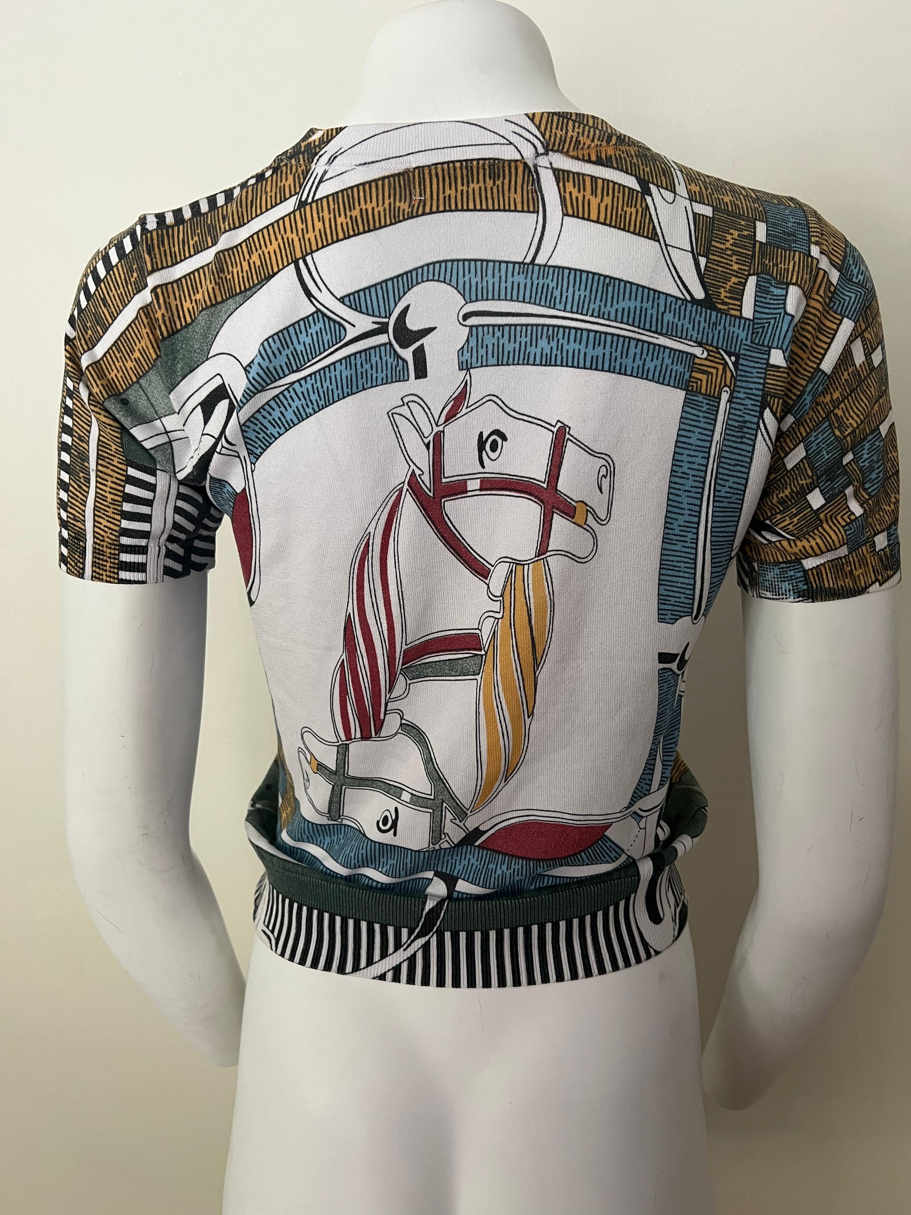 Weißes & mehrfarbiges T-Shirt-Oberteil von Hermes im Vintage-Stil im Zustand „Hervorragend“ im Angebot in Beverly Hills, CA
