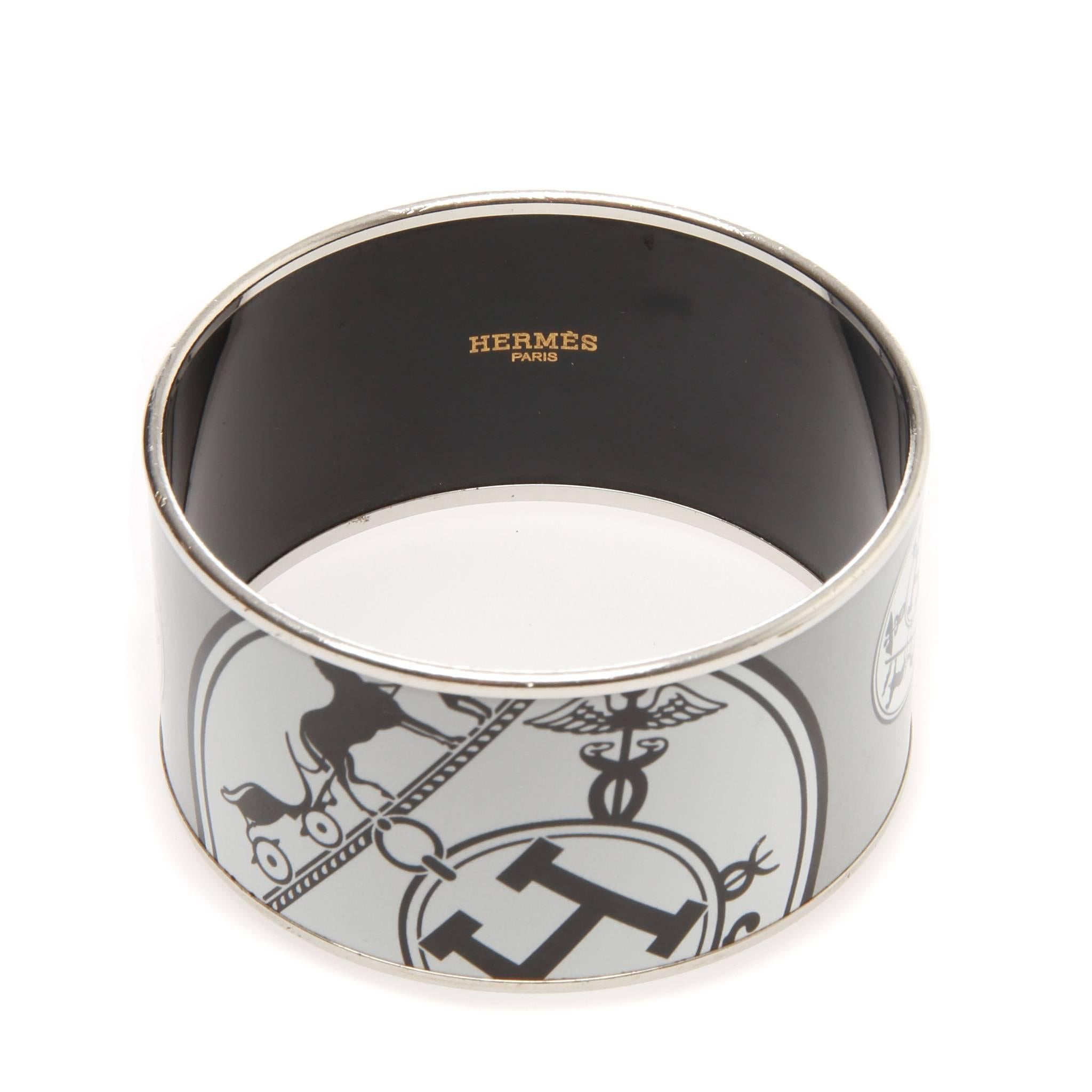 Vintage Hermès Rodeo Print Enamel Extra Wide Bangle Cuff 

A grey and white extra wide bangle cuff features a rodeo and iconic 
