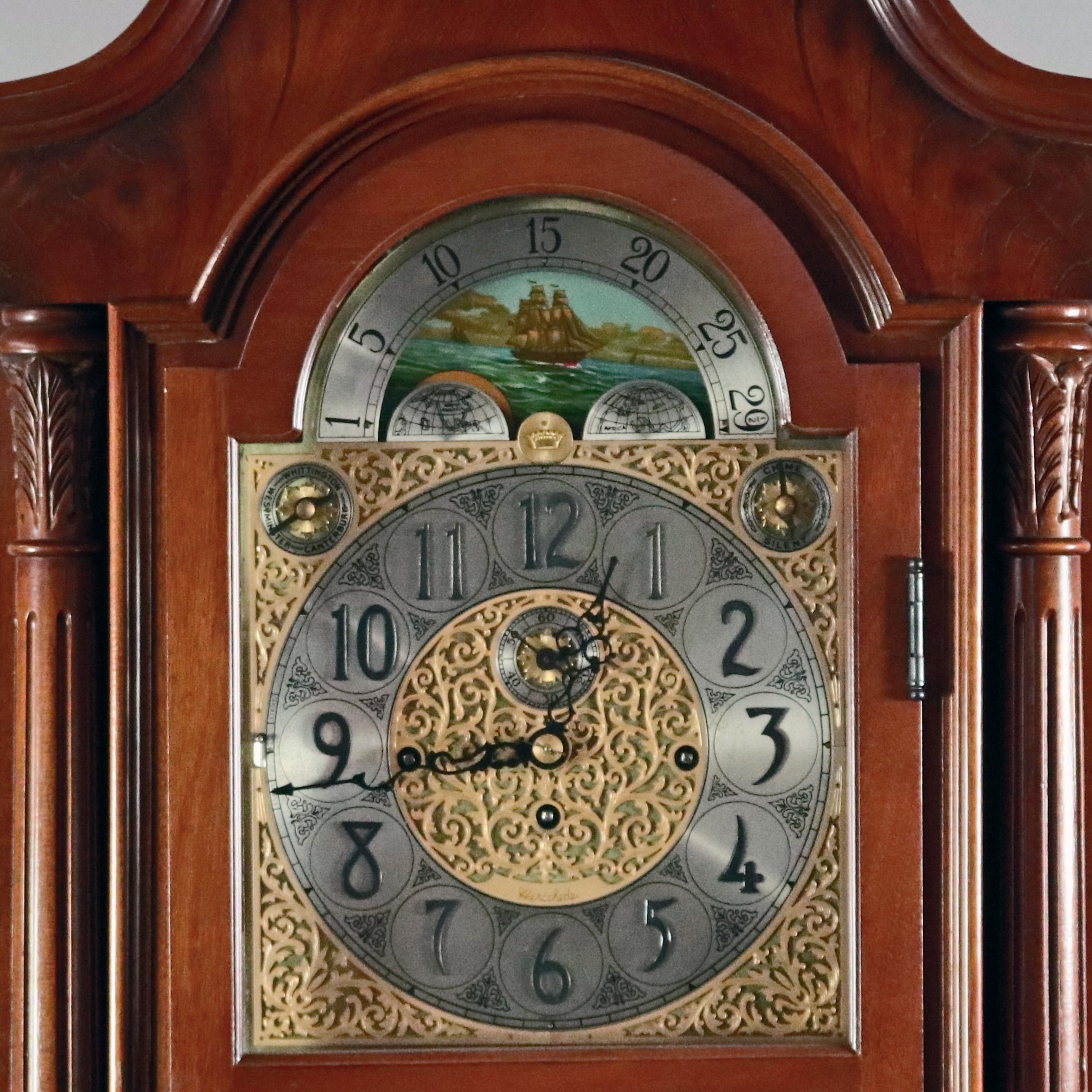 Américain Vieille horloge Herschede 9-tubes en acajou sculpté:: 20ème siècle