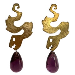 Herve Van der Straeten, boucles d'oreilles en goutte vintage en verre artisanal violet serpent