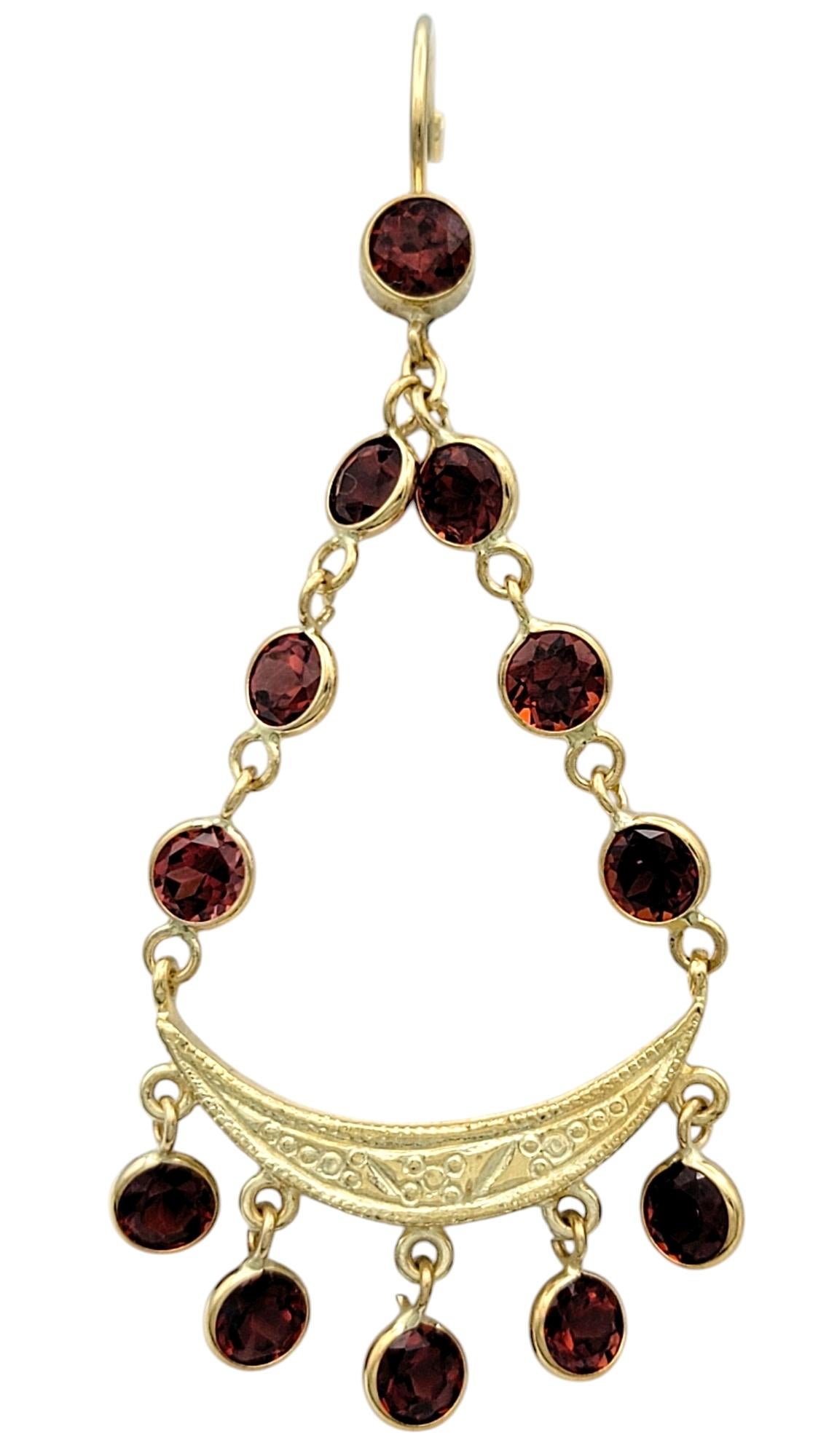 Lasciati avvolgere da una lussuosa eleganza con questi accattivanti orecchini con chiusura a leva in stile lampadario, una miscela mozzafiato di colori vibranti e design intricato. Realizzati in oro giallo 14 carati, questi orecchini presentano due