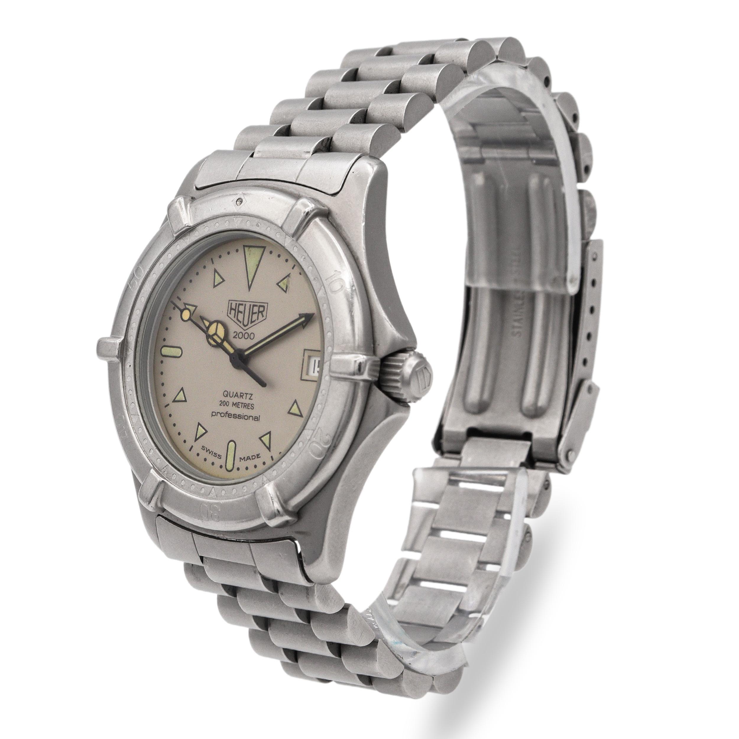 This Vintage Heuer 2000 Series Professional Men’s Watch Ref. 972.006 embodies the rugged elegance of Heuer’s classic dive-inspired design. Featuring a robust stainless steel case with rotating bezel and luminous markers, it balances sport and