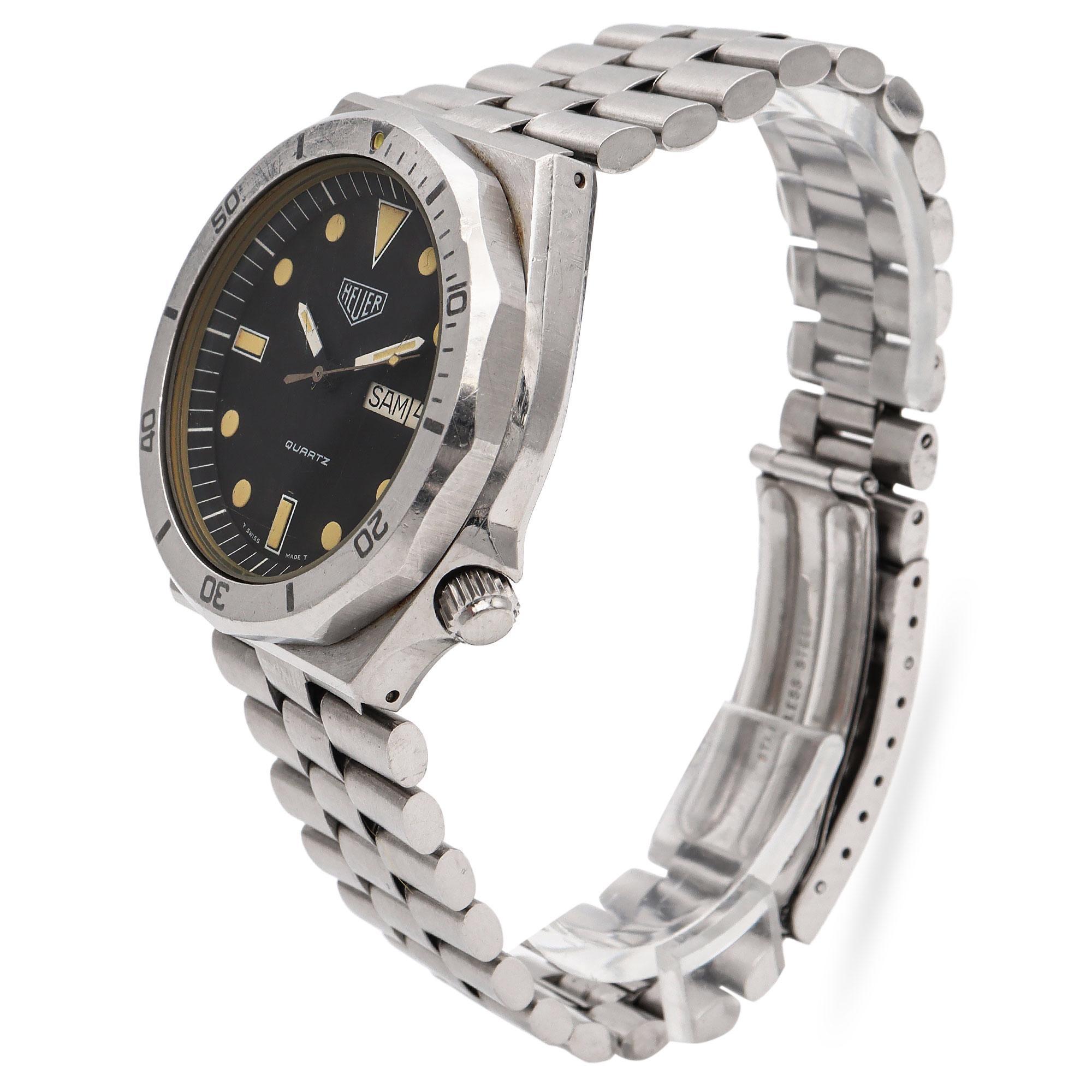 Diese Vintage-Taucheruhr von Heuer verkörpert den Reiz einer klassischen Werkzeuguhr mit einem kühnen und funktionalen Design. Sie ist aus Edelstahl gefertigt und verfügt über ein robustes Gehäuse mit einseitig drehbarer Lünette und ein markantes