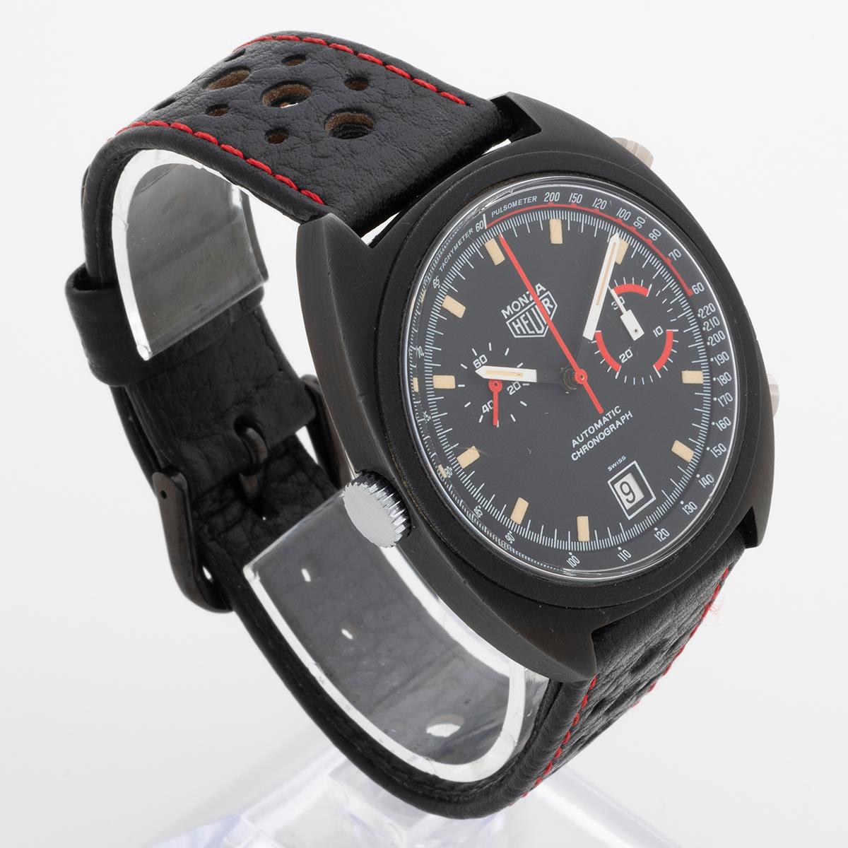 Unsere Vintage Heuer Monza 150.501 verfügt über ein schwarzes PVD-Edelstahlgehäuse von 39 mm und wird von einem Automatikwerk Kal. 15 angetrieben, Chronograph mit Datum auf einem asymmetrischen Zifferblatt. Die von Heuer gesponserte Uhr wurde