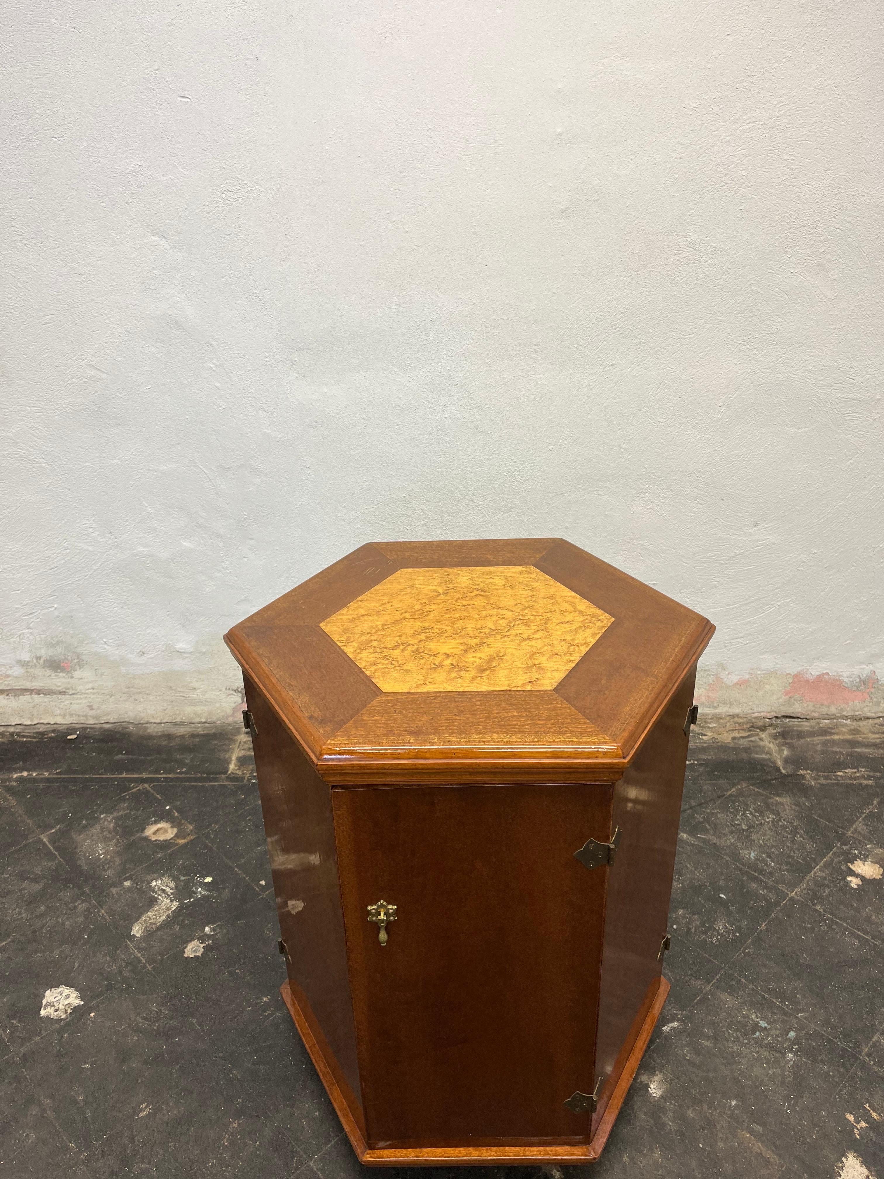 Vintage Hexagon Table Burled Inset  In Good Condition For Sale In W Allenhurst, NJ