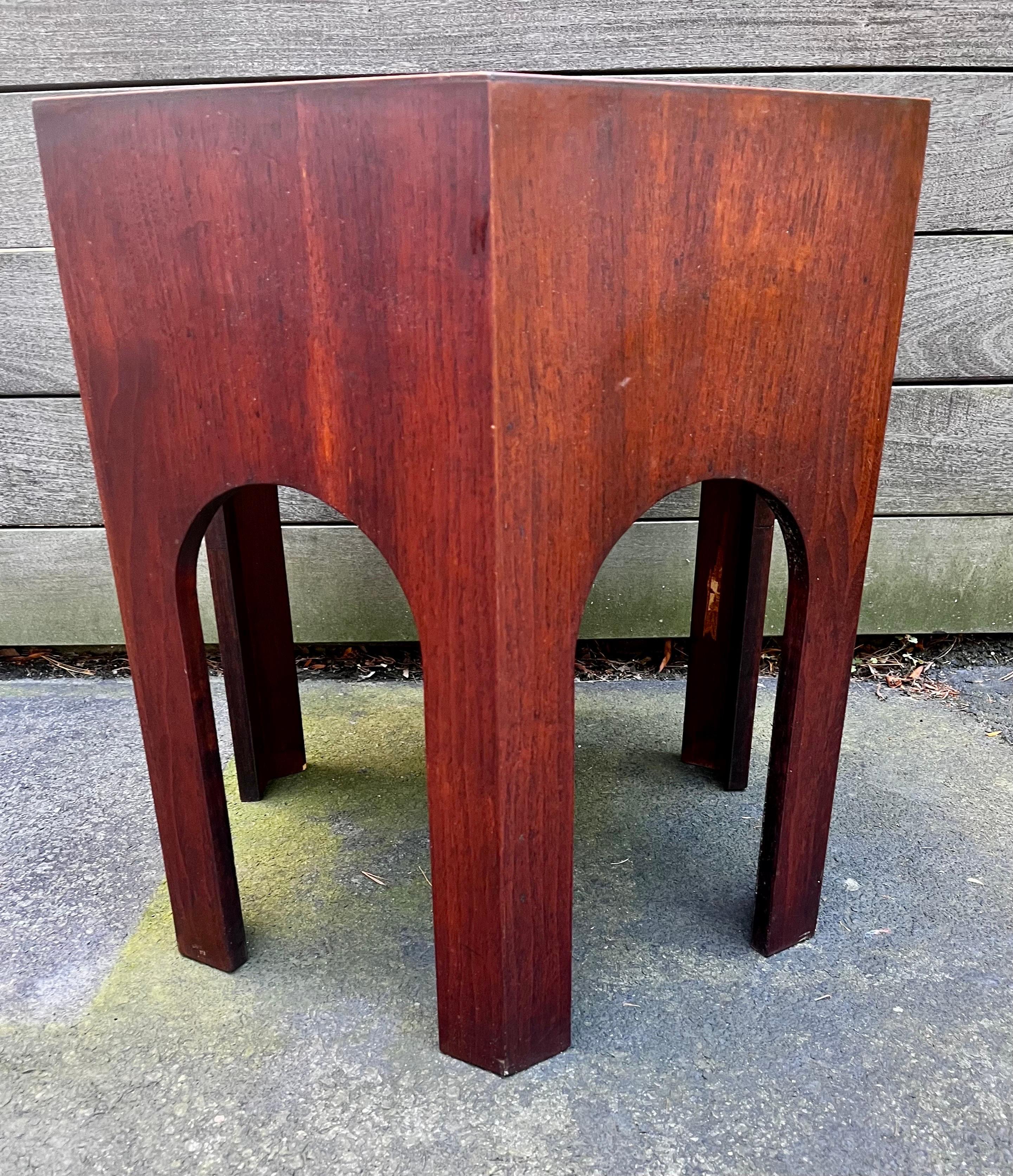 Metà XX secolo Tavolino esagonale d'epoca in mogano con piano a piastrelle, 1960 ca. in vendita