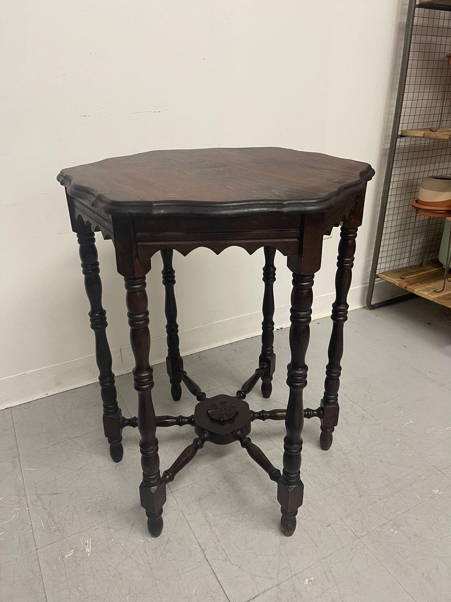 Vintage Side Table with Turned Legs and Ornate Detailing. Possibly Circa 1920s. Vintage Condition Consistent with Age as Pictured.

Dimensions. 22 W ; 22 D ; 29 H