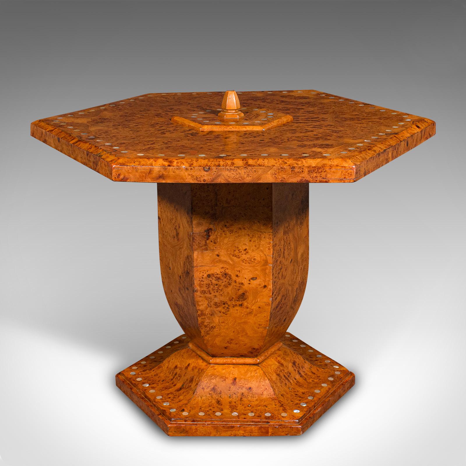 Britannique Table basse hexagonale vintage, anglais, ronce de noyer, centre de table, Art Deco en vente
