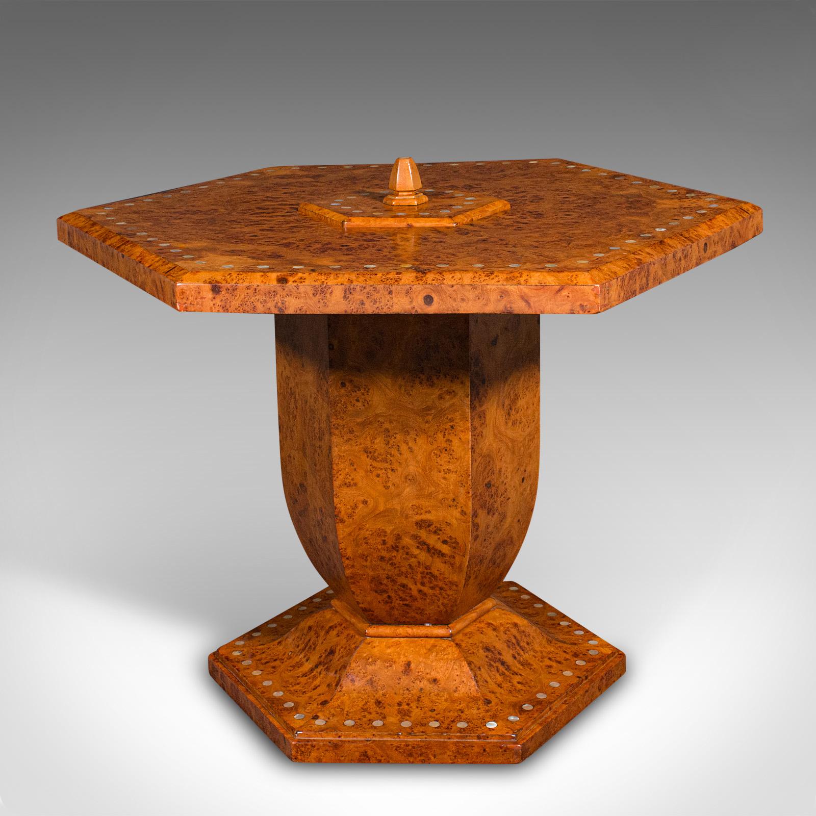 Chêne Table basse hexagonale vintage, anglais, ronce de noyer, centre de table, Art Deco en vente