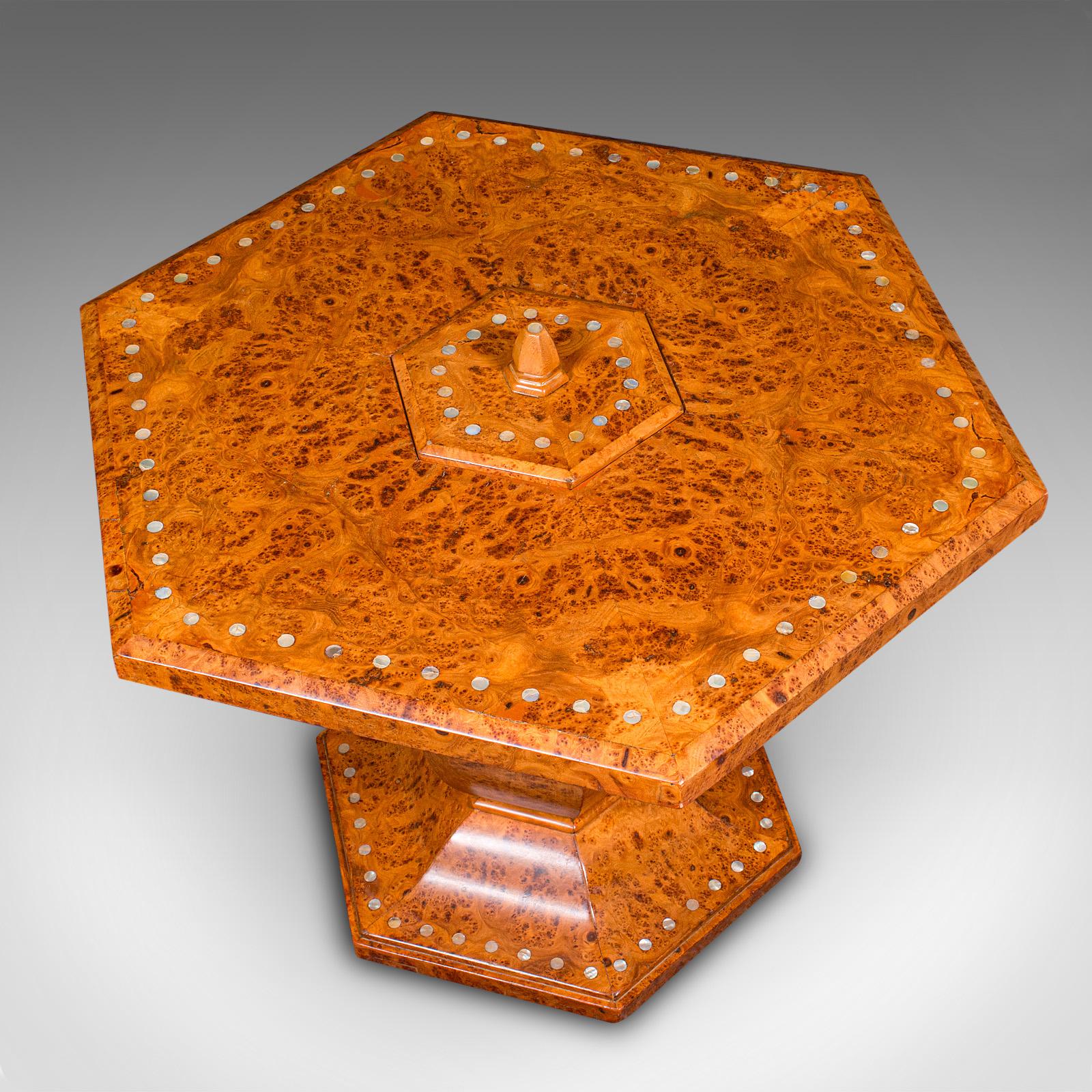 Table basse hexagonale vintage, anglais, ronce de noyer, centre de table, Art Deco en vente 1