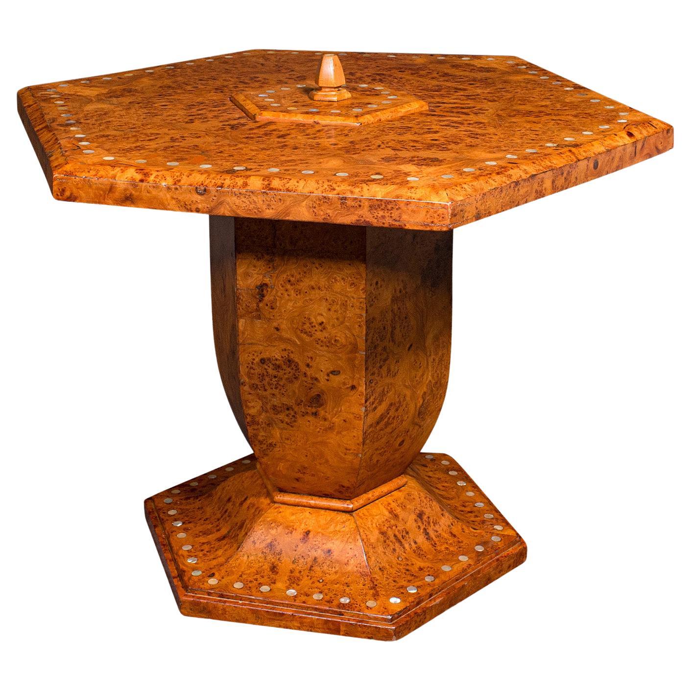 Table basse hexagonale vintage, anglais, ronce de noyer, centre de table, Art Deco en vente
