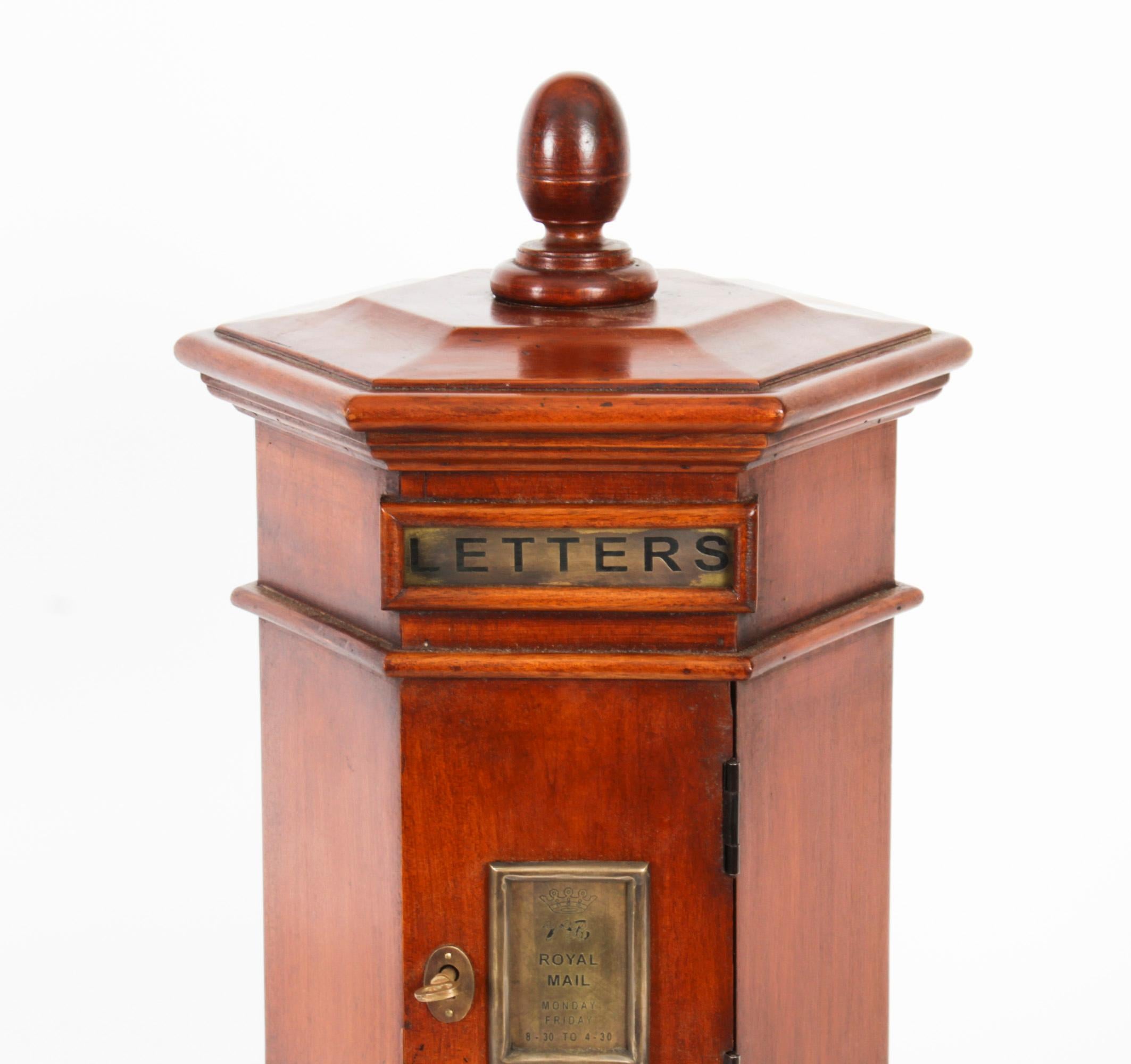 This is a beautiful vintage country house pillar post letter box, dating from the second half of the 20th century.

The hexagonal shaped solid walnut country house pillar post letter box features a superbly hand carved acorn finial above a brass