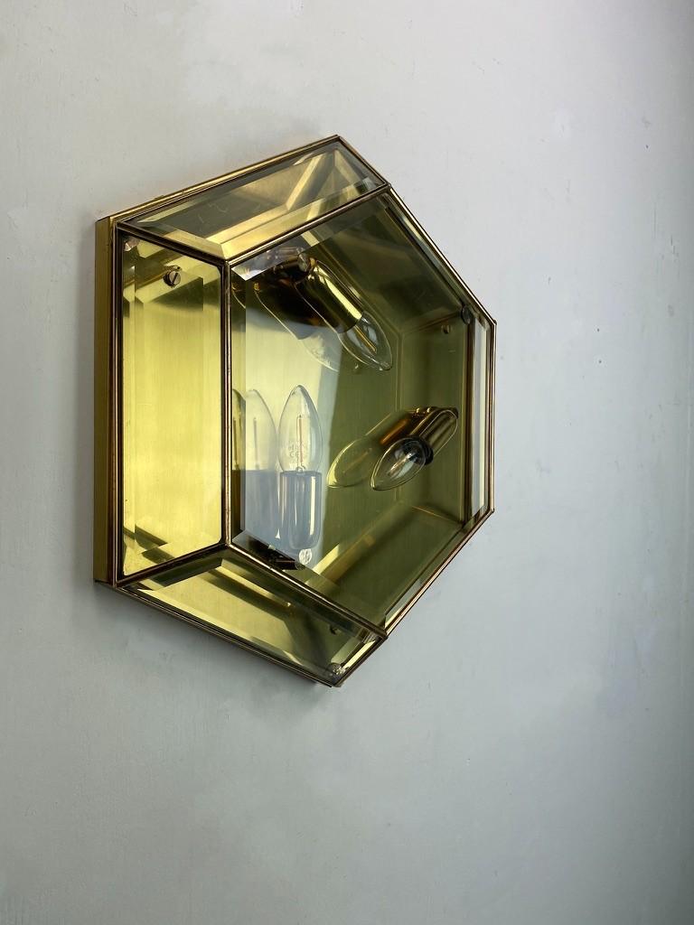 Vintage hexagonal facet cut glas and messing wall or ceiling lamps -set- For Sale 3