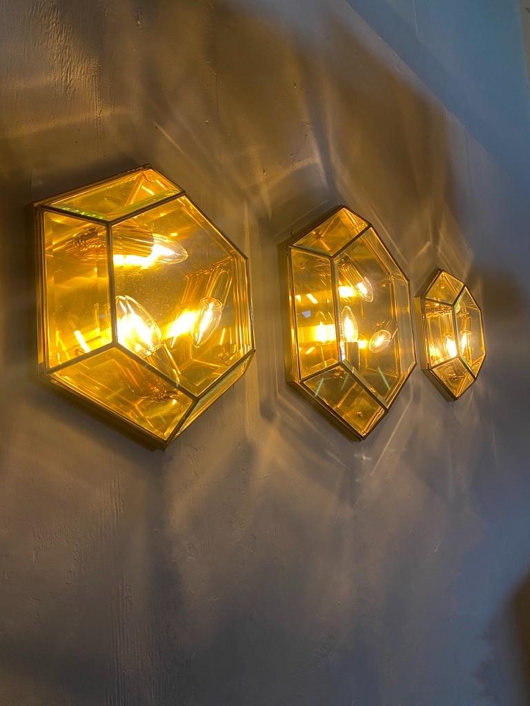 Vintage hexagonal facet cut glas and messing wall or ceiling lamps -set- For Sale 7