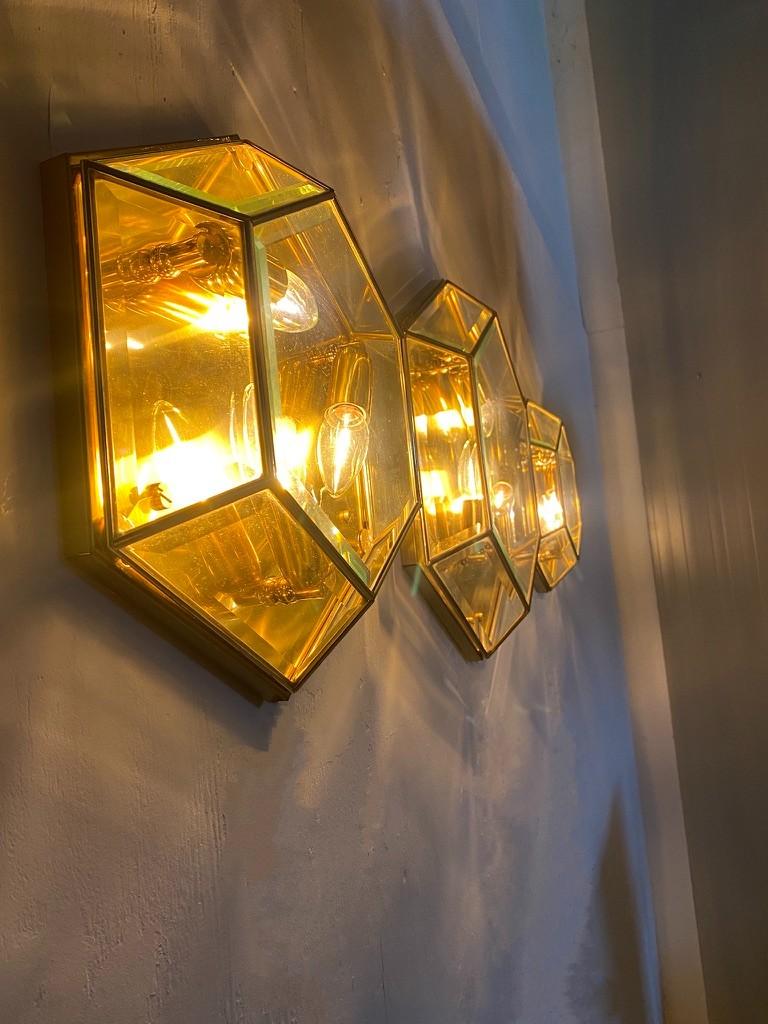 Mid-Century Modern Vintage hexagonal facet cut glas and messing wall or ceiling lamps -set- For Sale