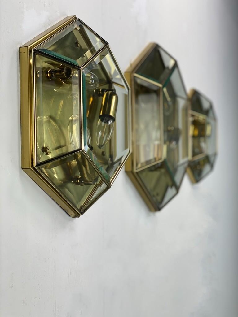 German Vintage hexagonal facet cut glas and messing wall or ceiling lamps -set- For Sale