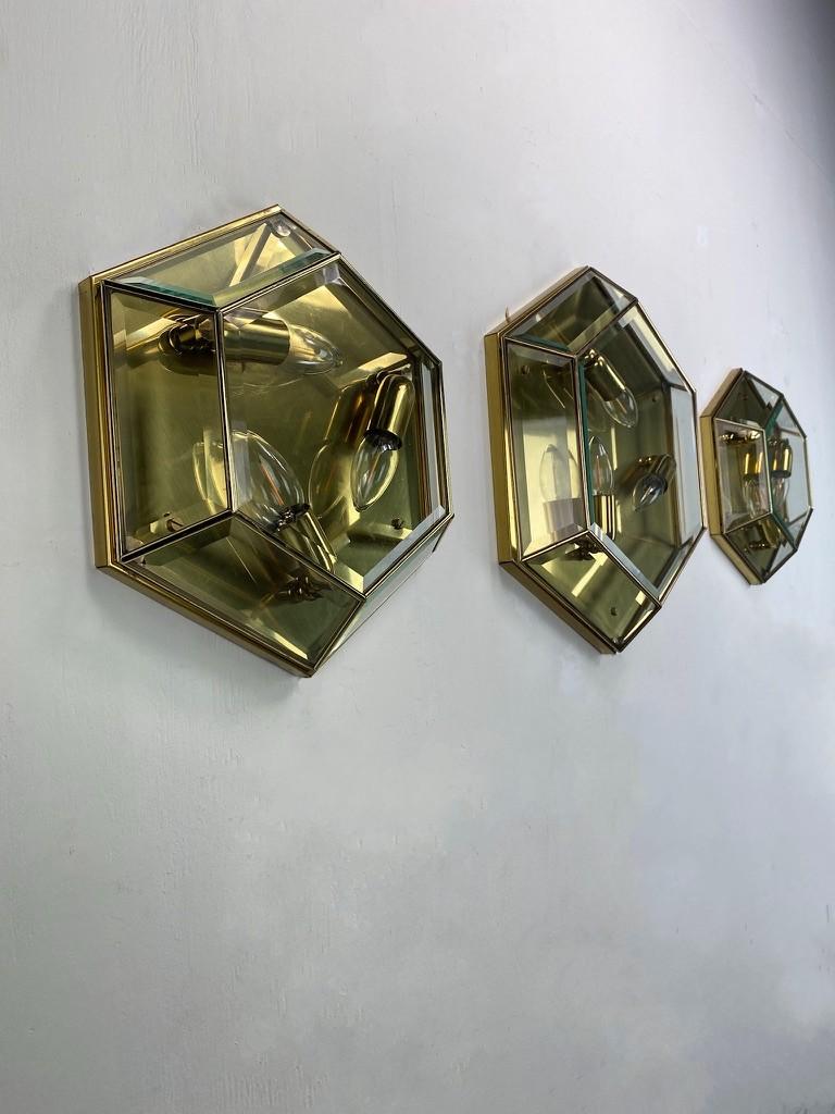 Vintage hexagonal facet cut glas and messing wall or ceiling lamps -set- In Good Condition For Sale In The Hague, NL