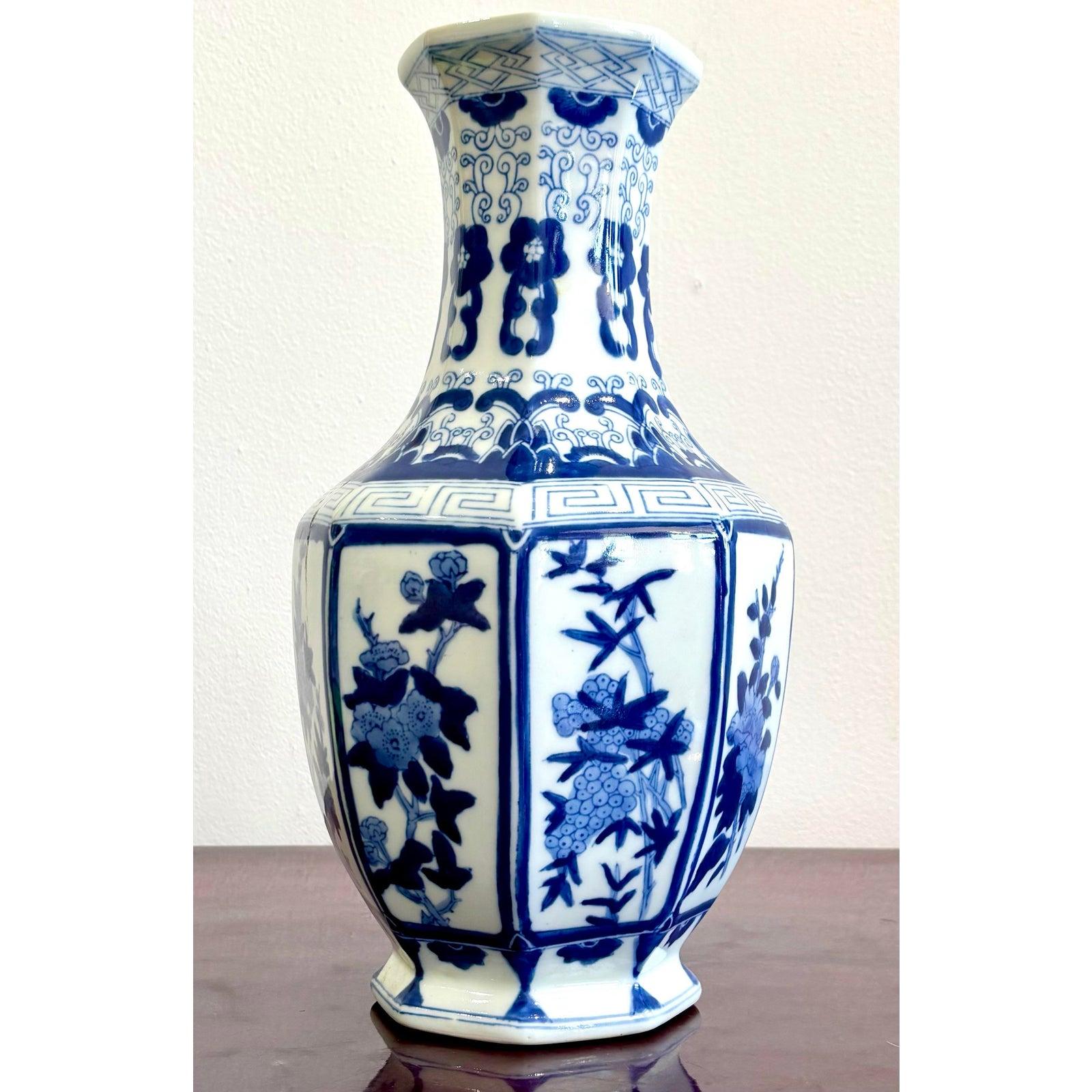 Questo vaso esagonale in porcellana bianca e blu emana un'eleganza classica, con pannelli floreali dipinti a mano e delimitati da una precisa cornice geometrica. La forma offre un tocco di freschezza alle silhouette tradizionali, creando una