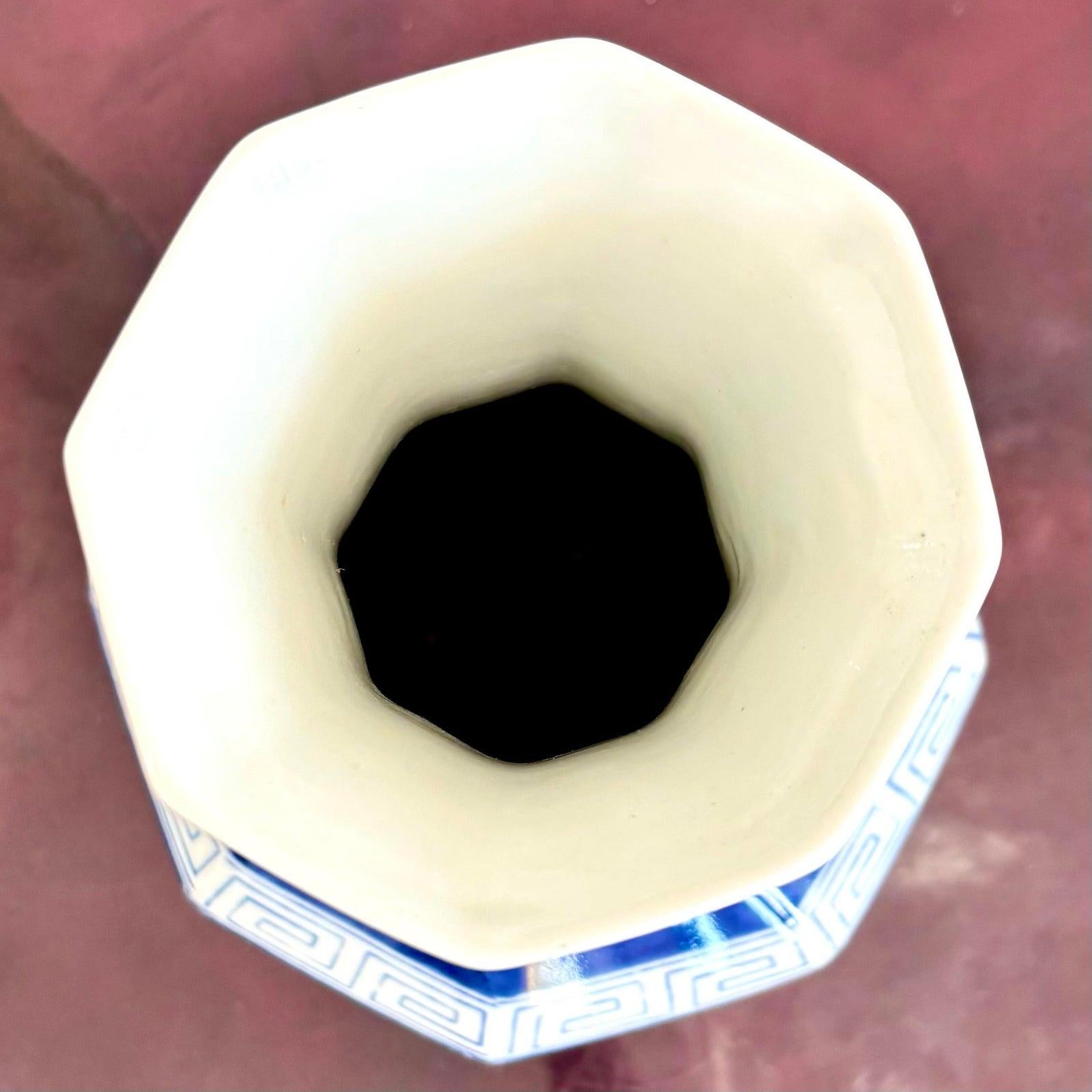 Cinese Vaso esagonale d'epoca in porcellana bianca e blu in vendita