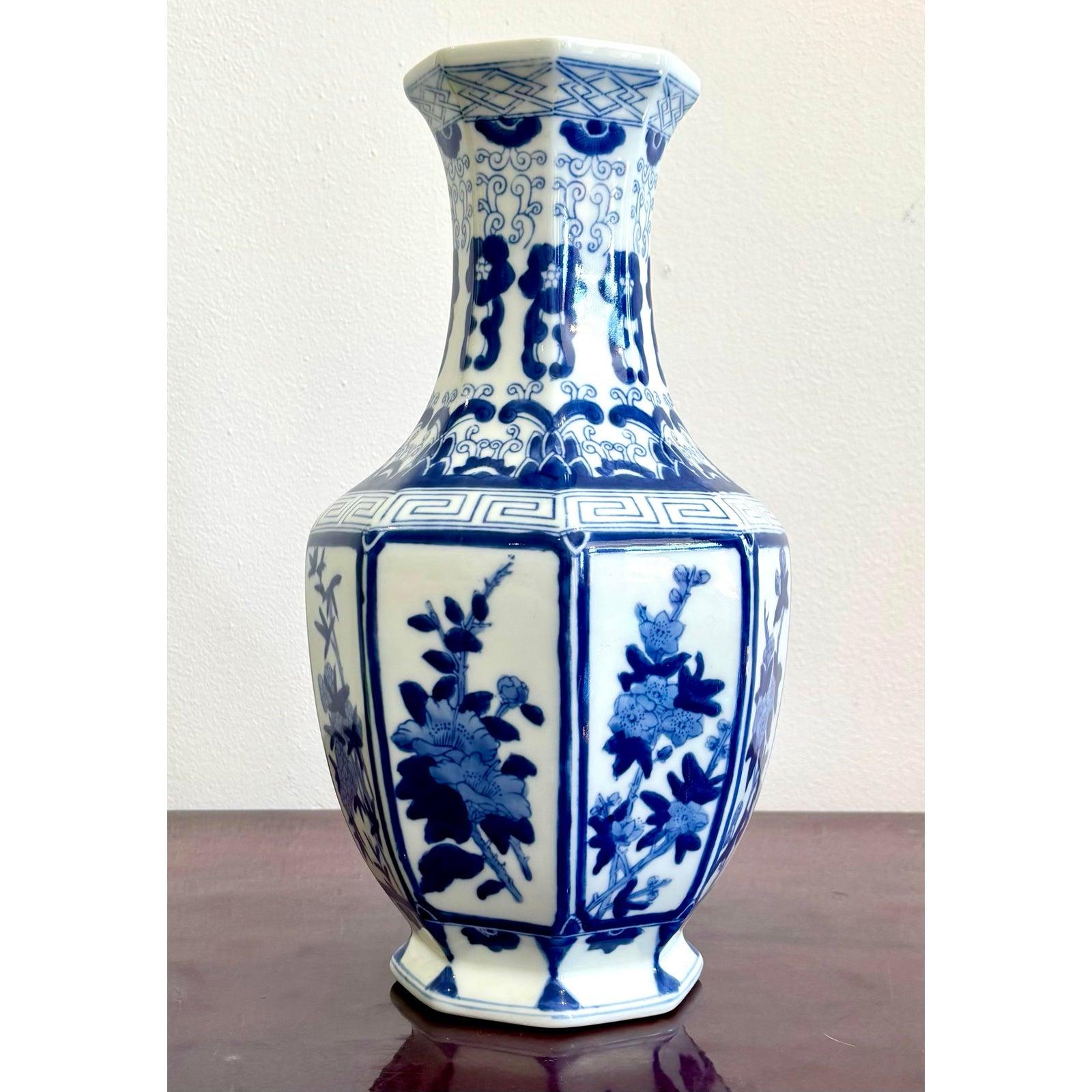 Vaso esagonale d'epoca in porcellana bianca e blu In condizioni buone in vendita a West Palm Beach, FL