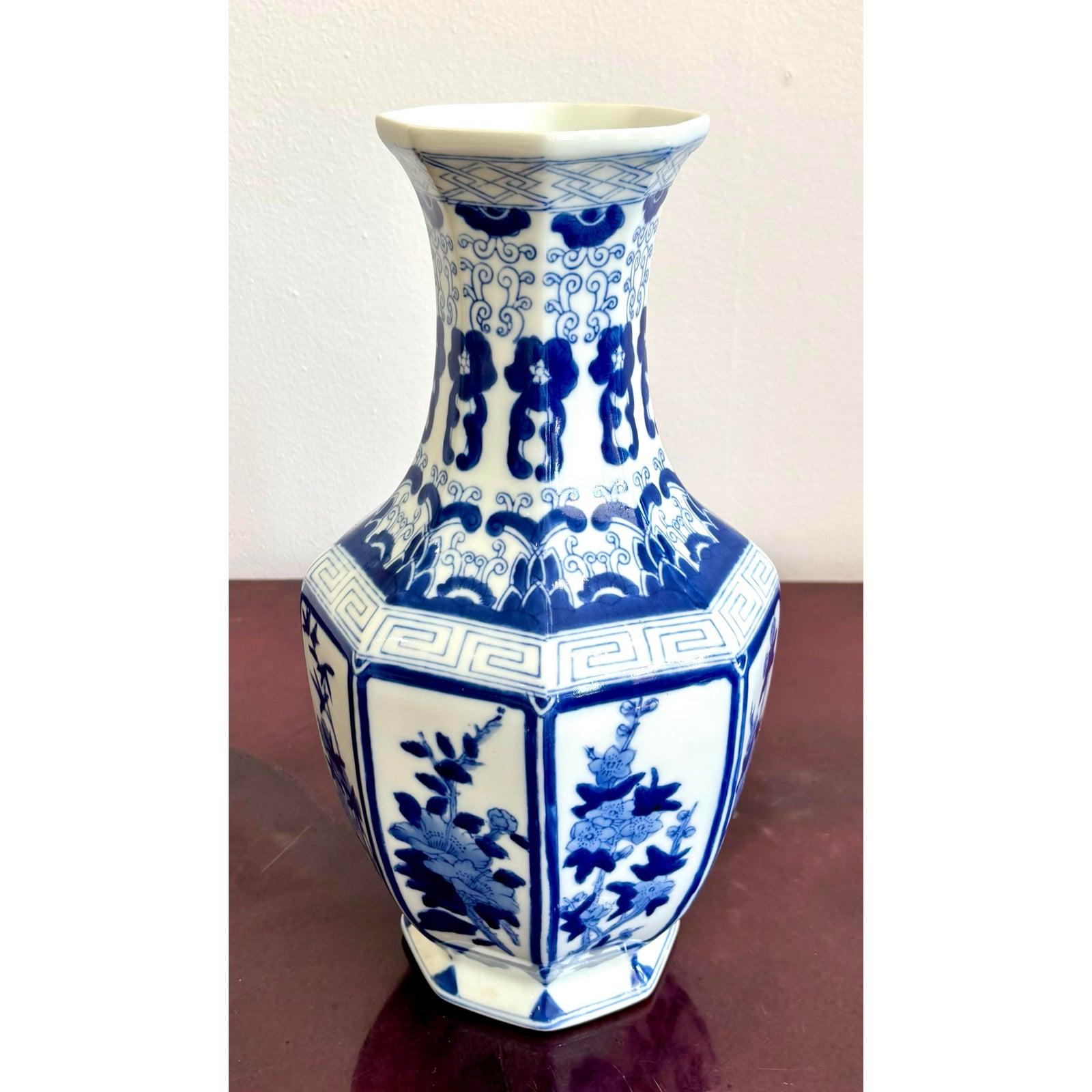 XX secolo Vaso esagonale d'epoca in porcellana bianca e blu in vendita