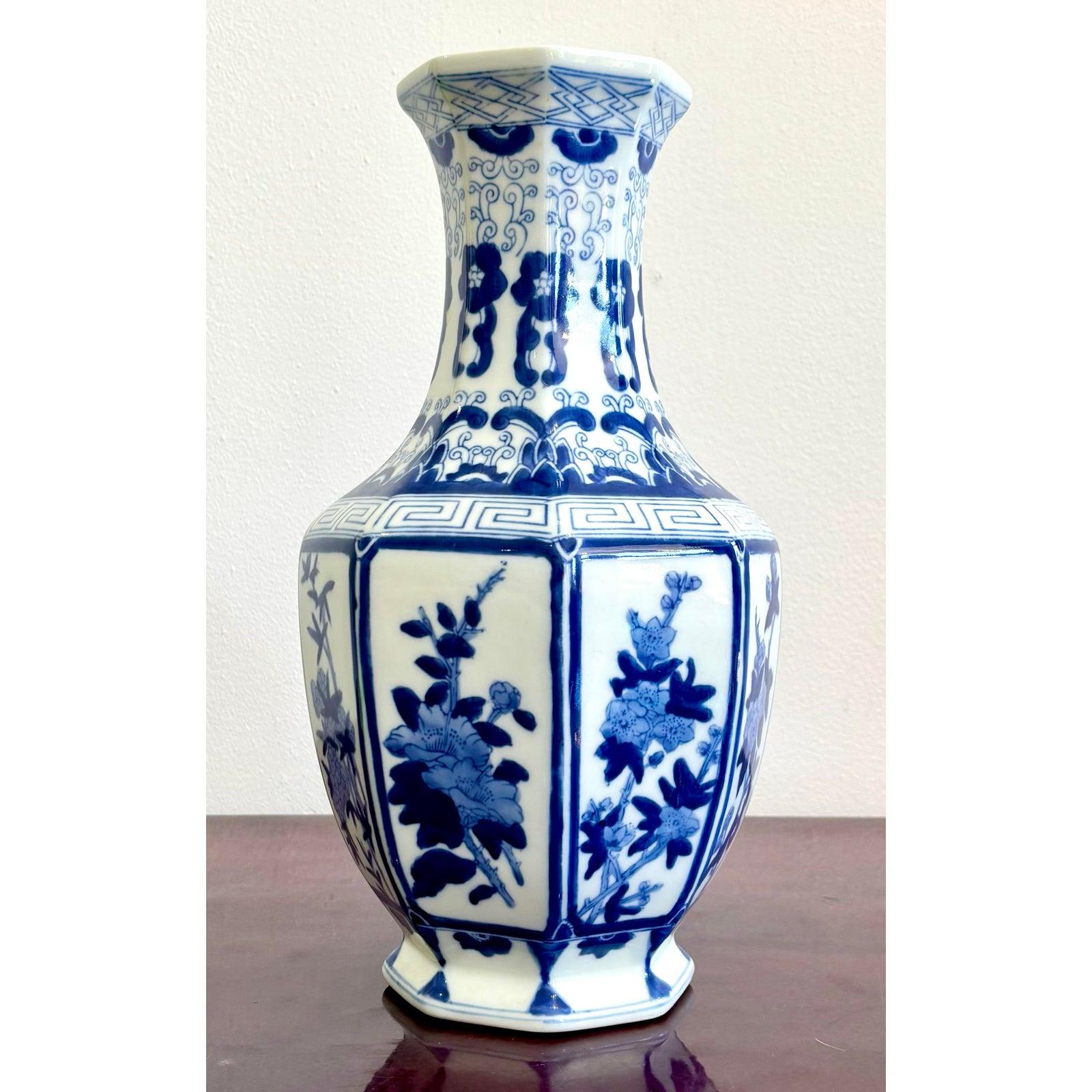 Porcellana Vaso esagonale d'epoca in porcellana bianca e blu in vendita