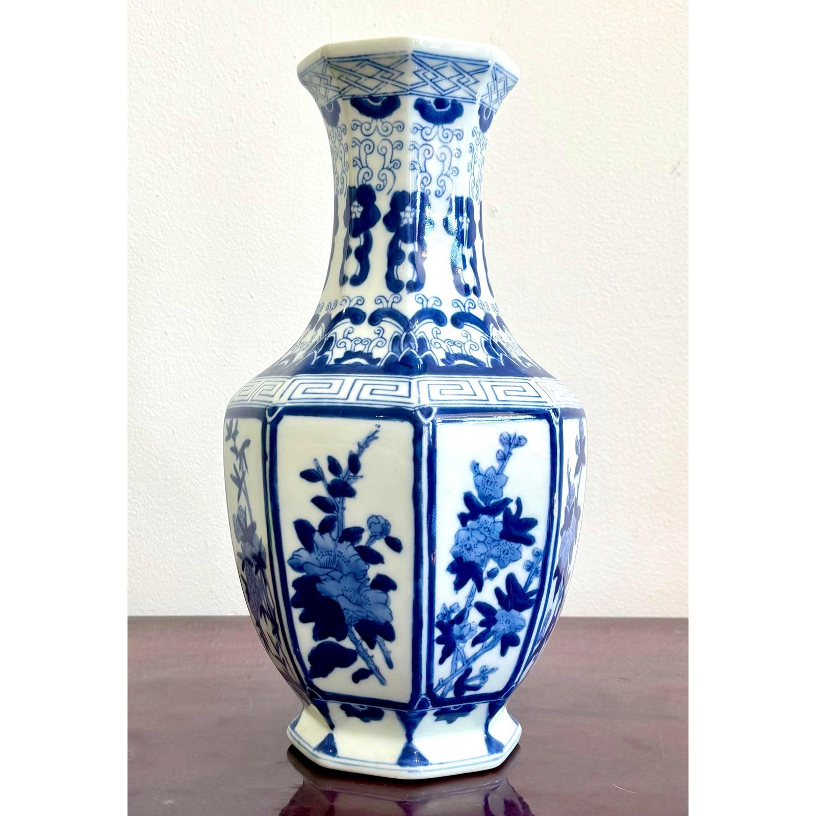 Vaso esagonale d'epoca in porcellana bianca e blu in vendita 1