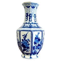 Jarrón hexagonal vintage de porcelana azul y blanca