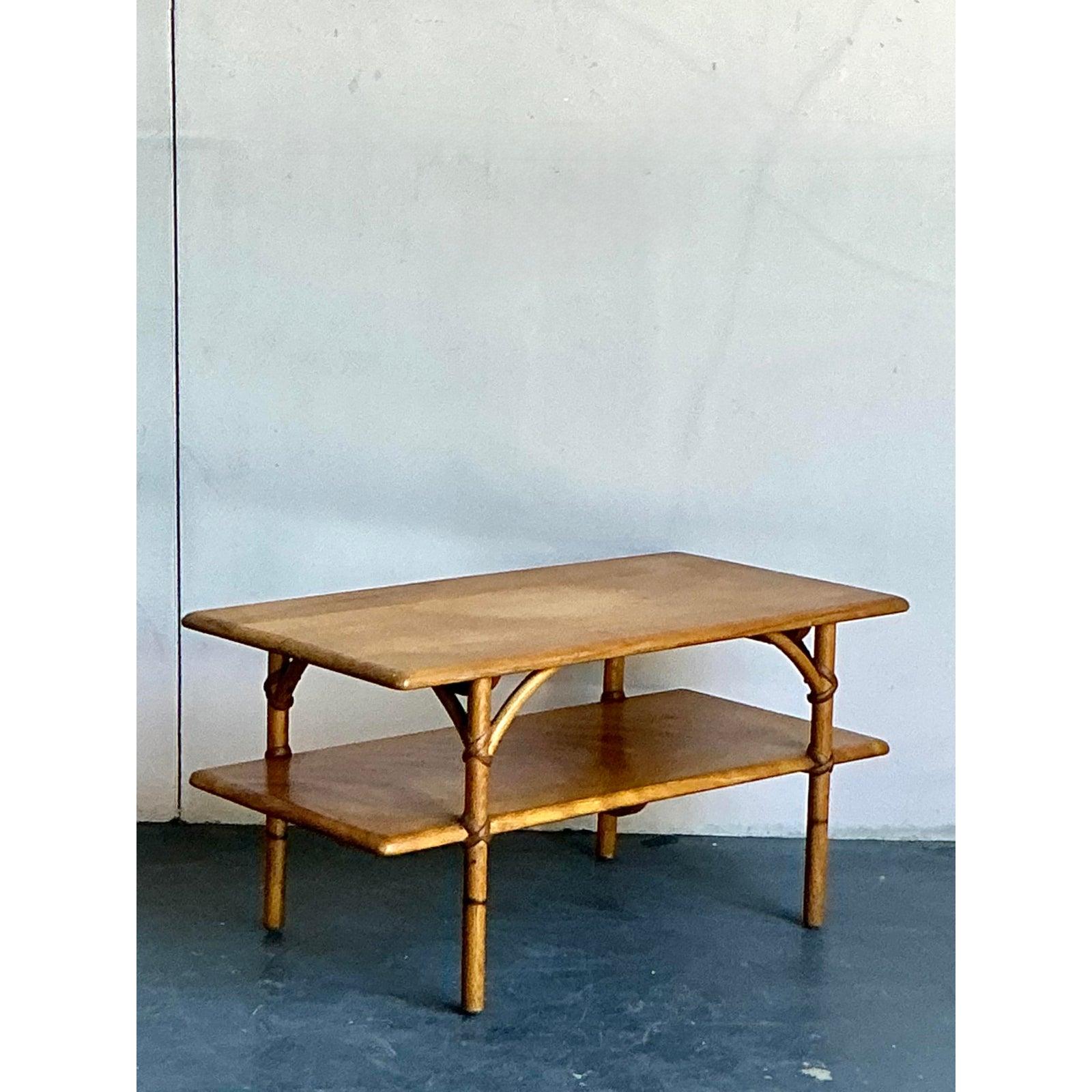 Ancorati al tuo spazio abitativo con il fascino senza tempo e la giocosa raffinatezza di questo tavolino vintage del Mid-Century di Heywood Wakefield. Costruito in acero duro massiccio, questo tavolo presenta il caratteristico stile del marchio in