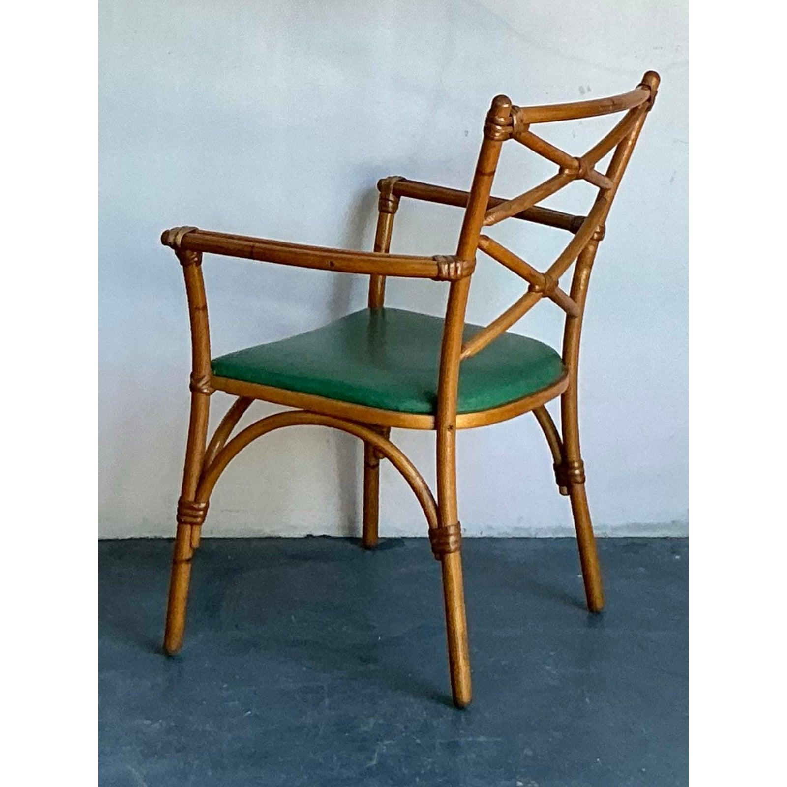 Élevez votre espace de travail avec l'élégance intemporelle de cette chaise de bureau vintage de la collection emblématique Heywood Wakefield. Fusion brillante de formes classiques et de matériaux du milieu du siècle, cette chaise est dotée d'un