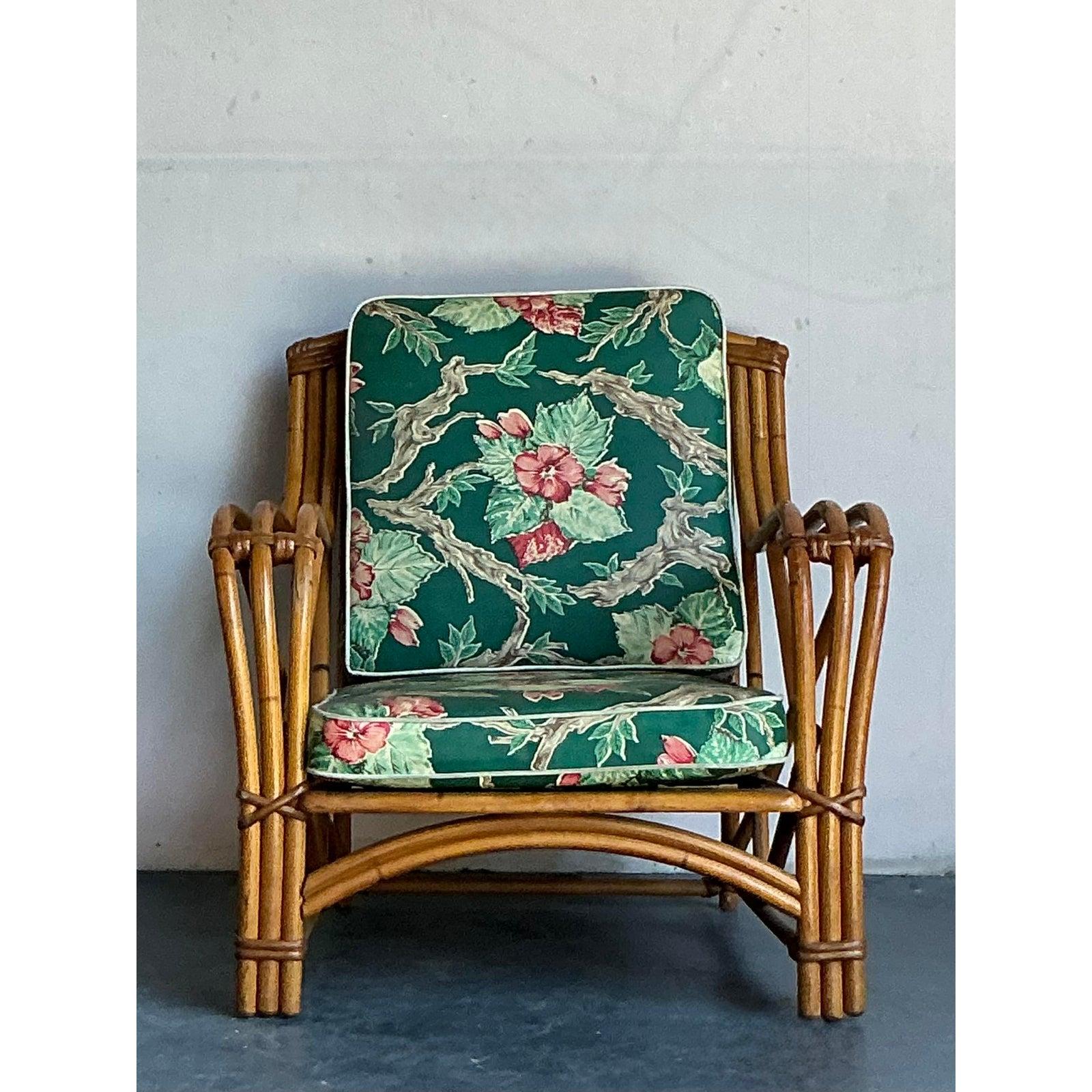 Verkörpern Sie die entspannte Raffinesse des Mid-Century-Designs mit diesem atemberaubenden Vintage-Sessel des renommierten amerikanischen Herstellers Heywood Wakefield. Das meisterhaft gefertigte Gestell des Stuhls ist ein Zeugnis der