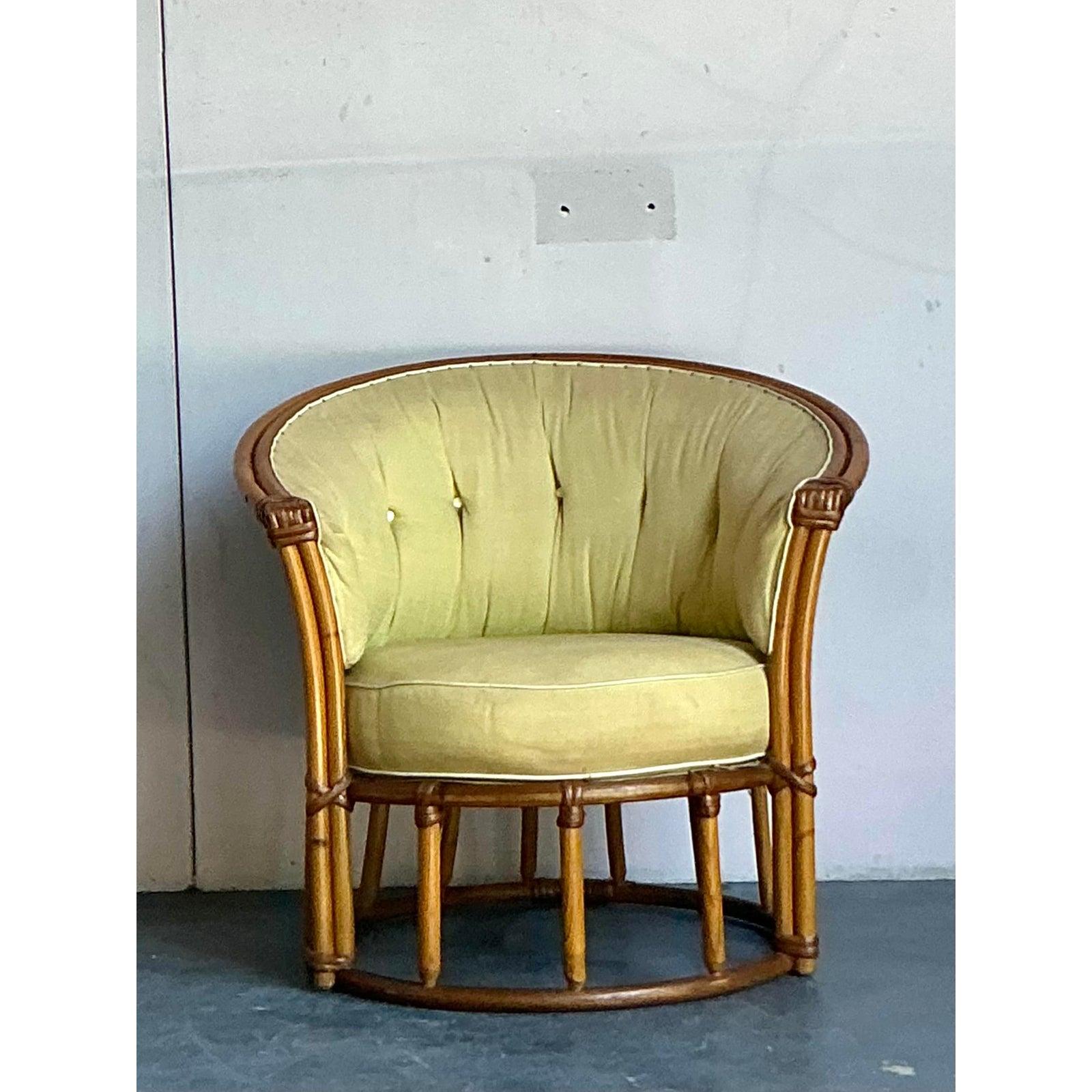 Dieser exquisite Vintage-Stuhl von Heywood Wakefield verleiht Ihrer Einrichtung einen Hauch von Hollywood-Regency-Glamour und Kunstfertigkeit aus der Mitte des Jahrhunderts. Das Gestell des Stuhls ist eine skulpturale Darstellung von gebogenem
