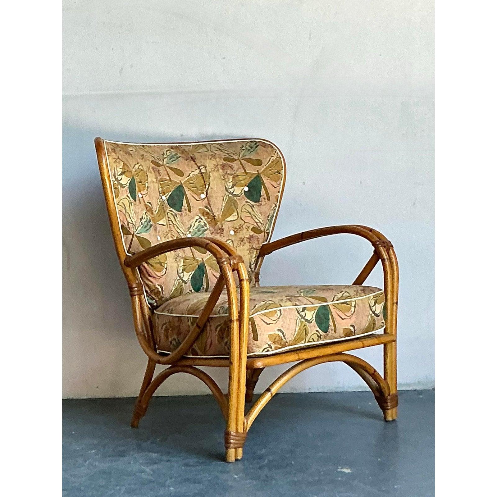Erleben Sie den Höhepunkt des Mid-Century-Chic mit diesem unglaublich seltenen Vintage-Loungesessel des geschätzten amerikanischen Designers Heywood Wakefield. Dieses Möbelstück verbindet auf wunderbare Weise die klassische, anspruchsvolle
