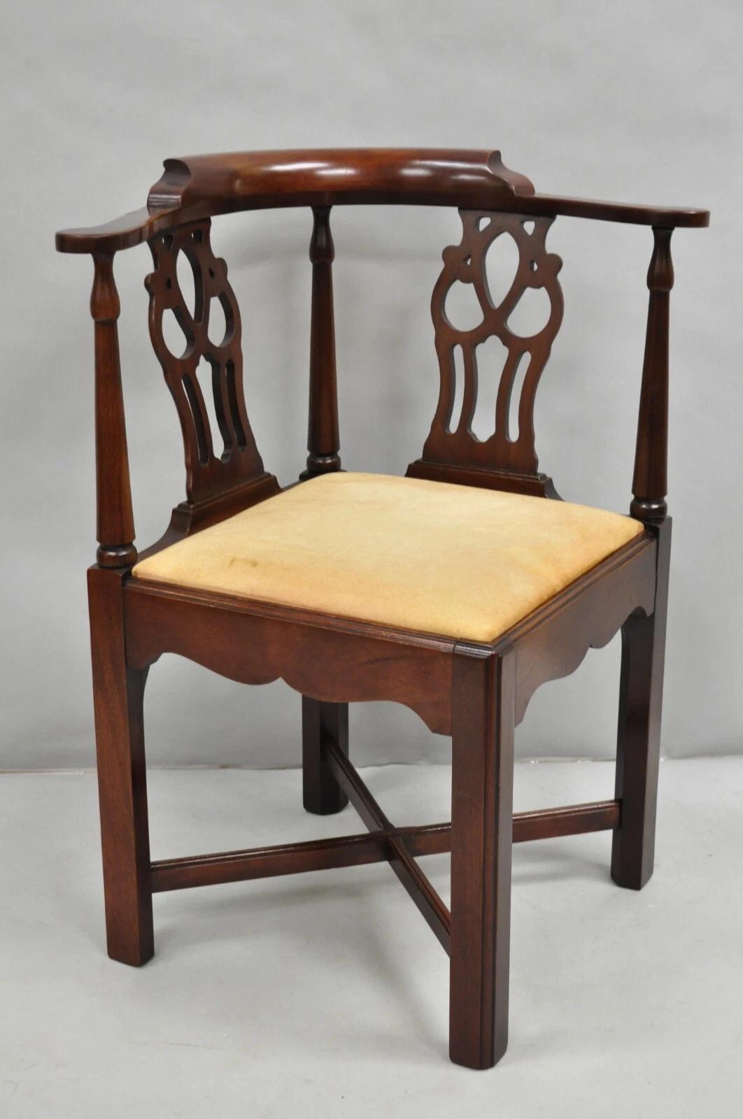Vintage Hickory Chair Co Georgian Style Solid Mahogany Corner Accent Side Chair. Circa Mid 20th Century. Measurements: 33.5