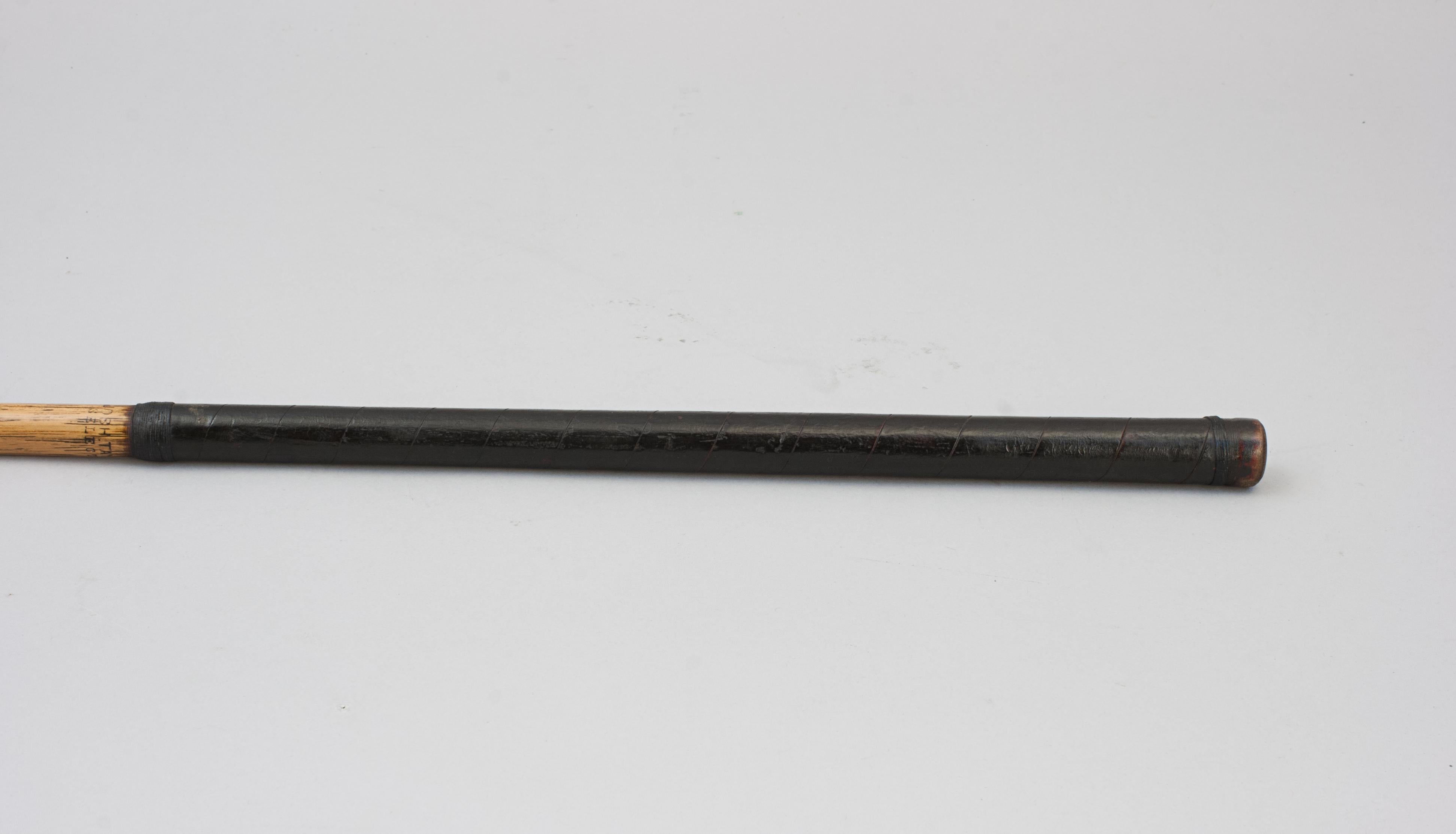 Vintage Hickory Golf Club, Mid Iron. In Good Condition For Sale In Oxfordshire, GB