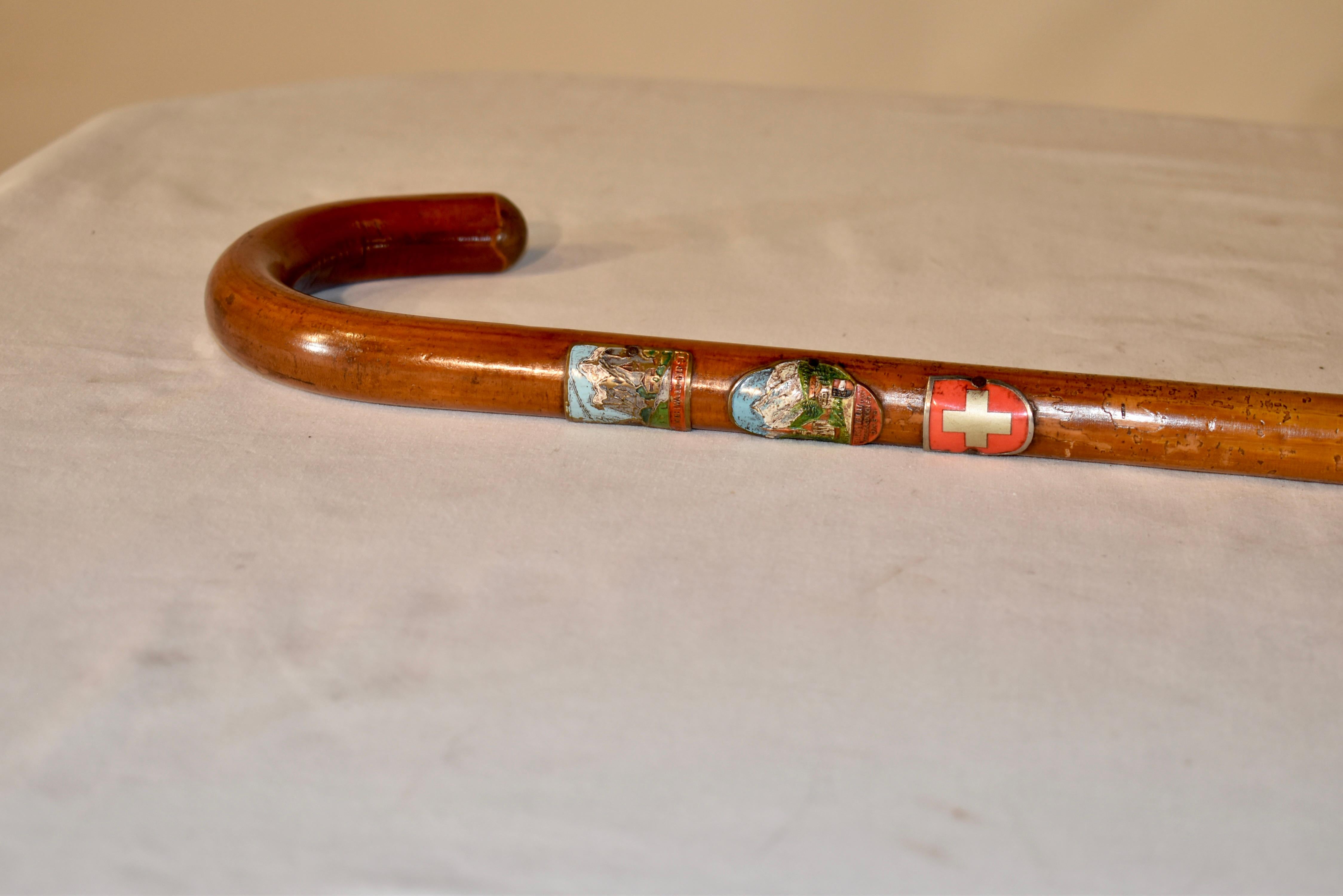 Arte popolare Bastone da passeggio in legno di Hickory vintage con tre distintivi in vendita