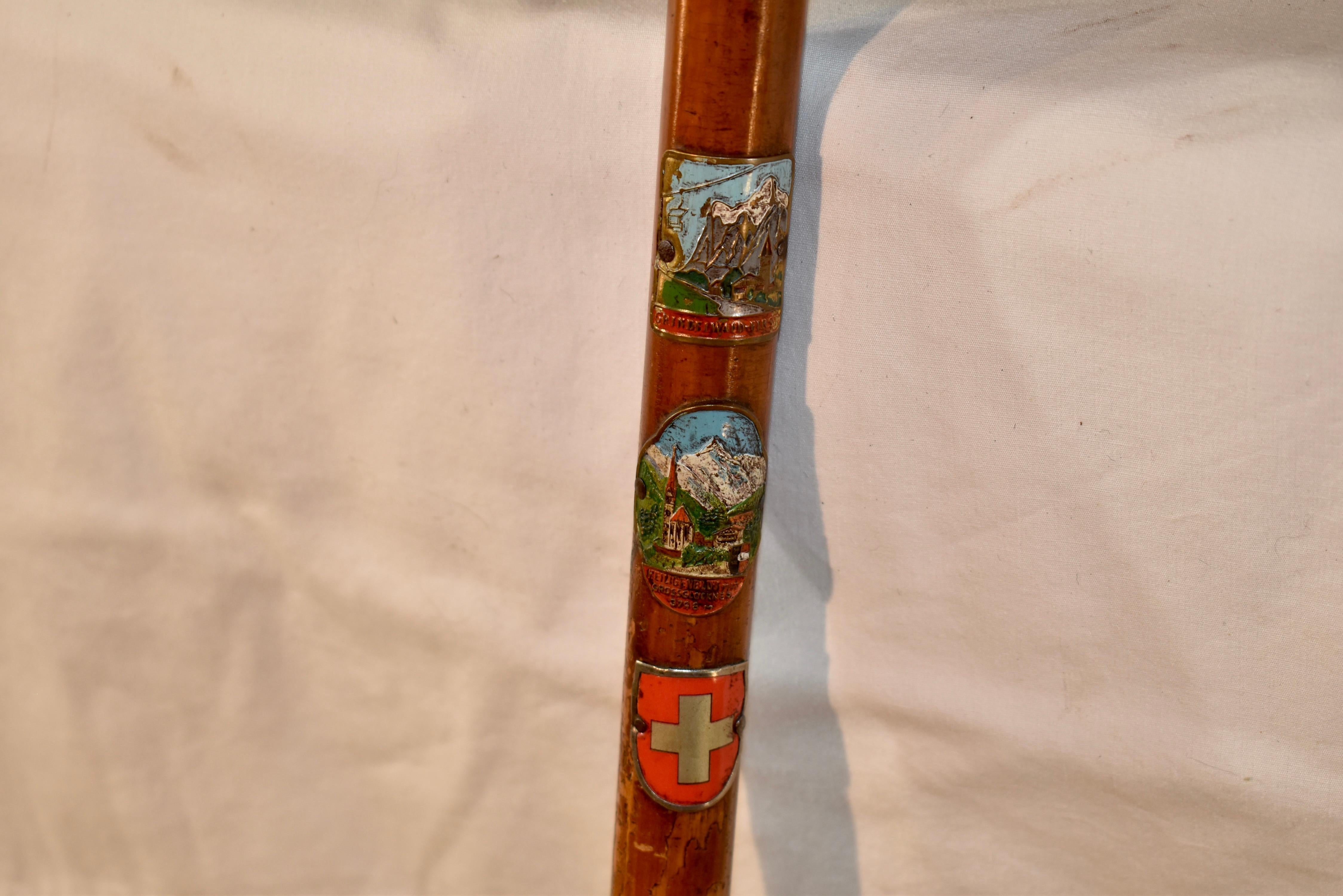 Tedesco Bastone da passeggio in legno di Hickory vintage con tre distintivi in vendita