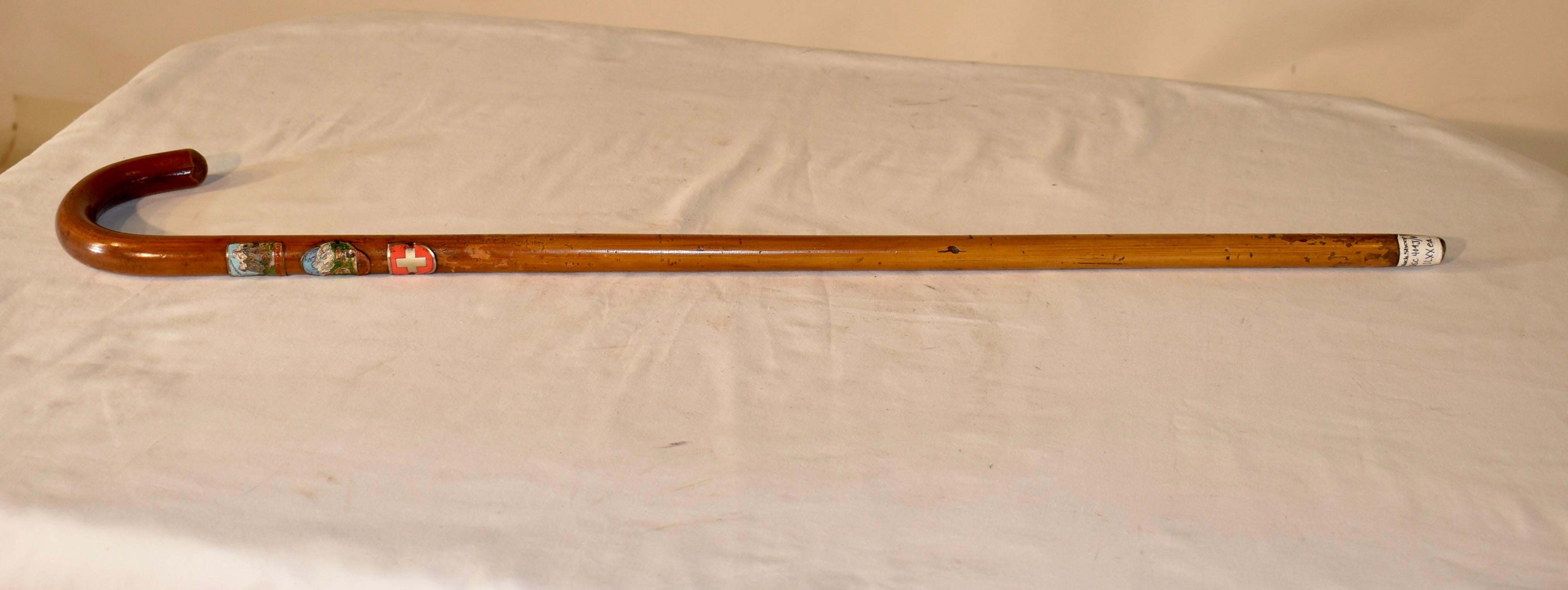 Bastone da passeggio in legno di Hickory vintage con tre distintivi In condizioni buone in vendita a High Point, NC