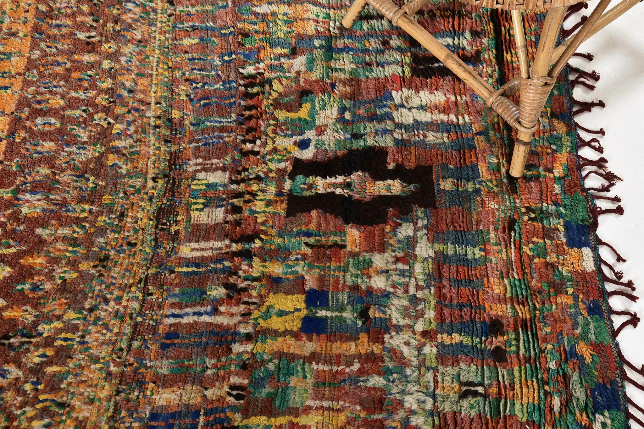 Tapis vintage multicolore du Haut Atlas provenant de la ville d'Azilal au Maroc. Il se caractérise par un tissage en velours et un matériau en laine avec des motifs de transition, tribaux, abstraits et traditionnels. Il est fabriqué à la main et