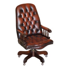 Vieille chaise de directeur Chesterfield en cuir brun vieilli avec haut dossier