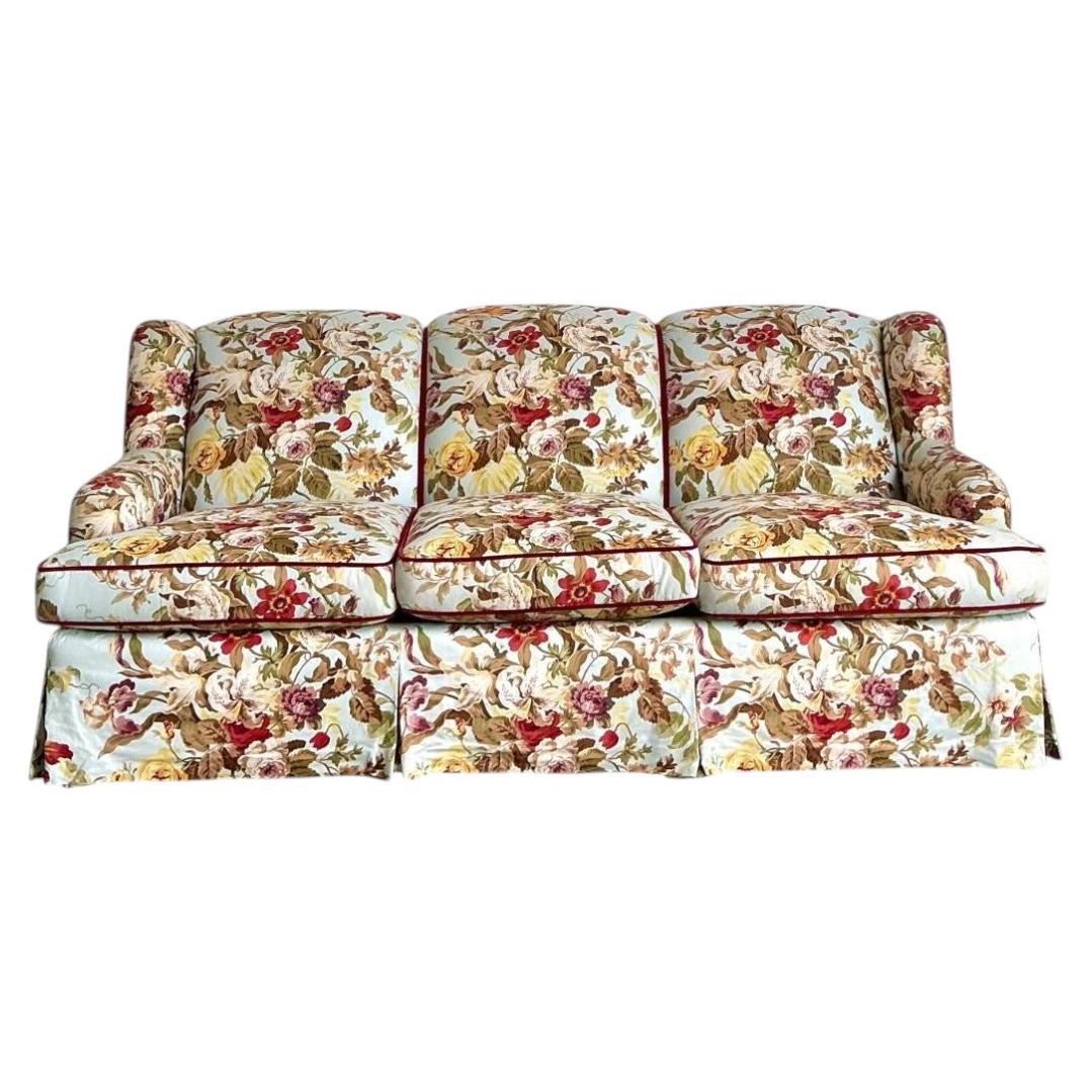 Sofá vintage de respaldo alto con estampado chintz de House of Hackney en venta