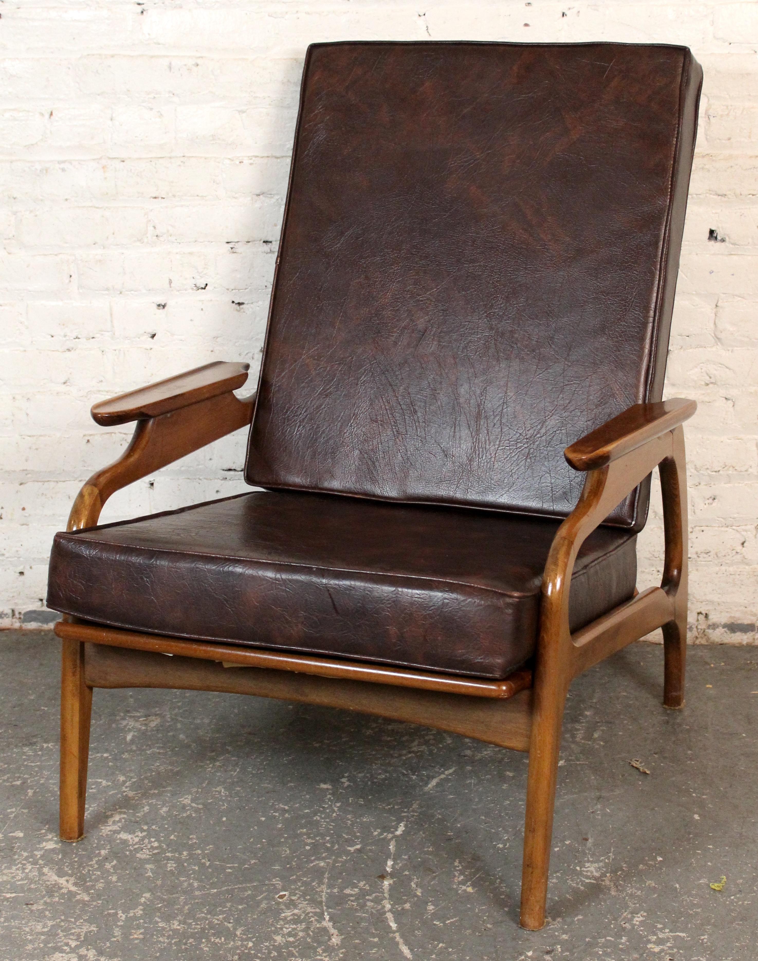 Rare chaise longue à dossier haut d'Adrian Pearsall, produite par Craft Associates of Pennsylvania, qui incarne l'élégance audacieuse et sculpturale du design moderne du milieu du siècle dernier. Dotée d'un cadre en noyer massif aux contours