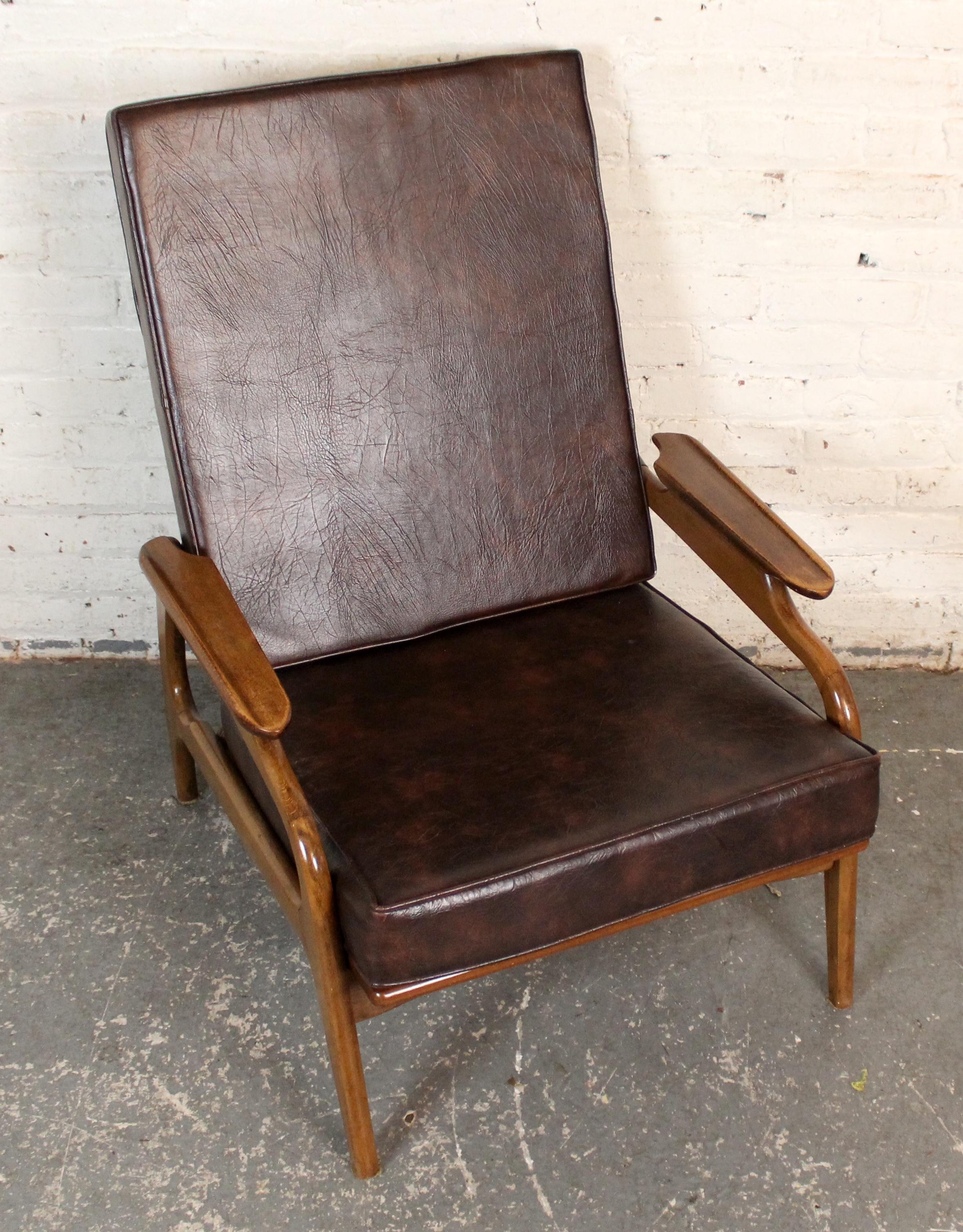 Mid-Century Modern Chaise longue vintage à dossier haut en noyer par Adrian Pearsall pour Craft Associates en vente