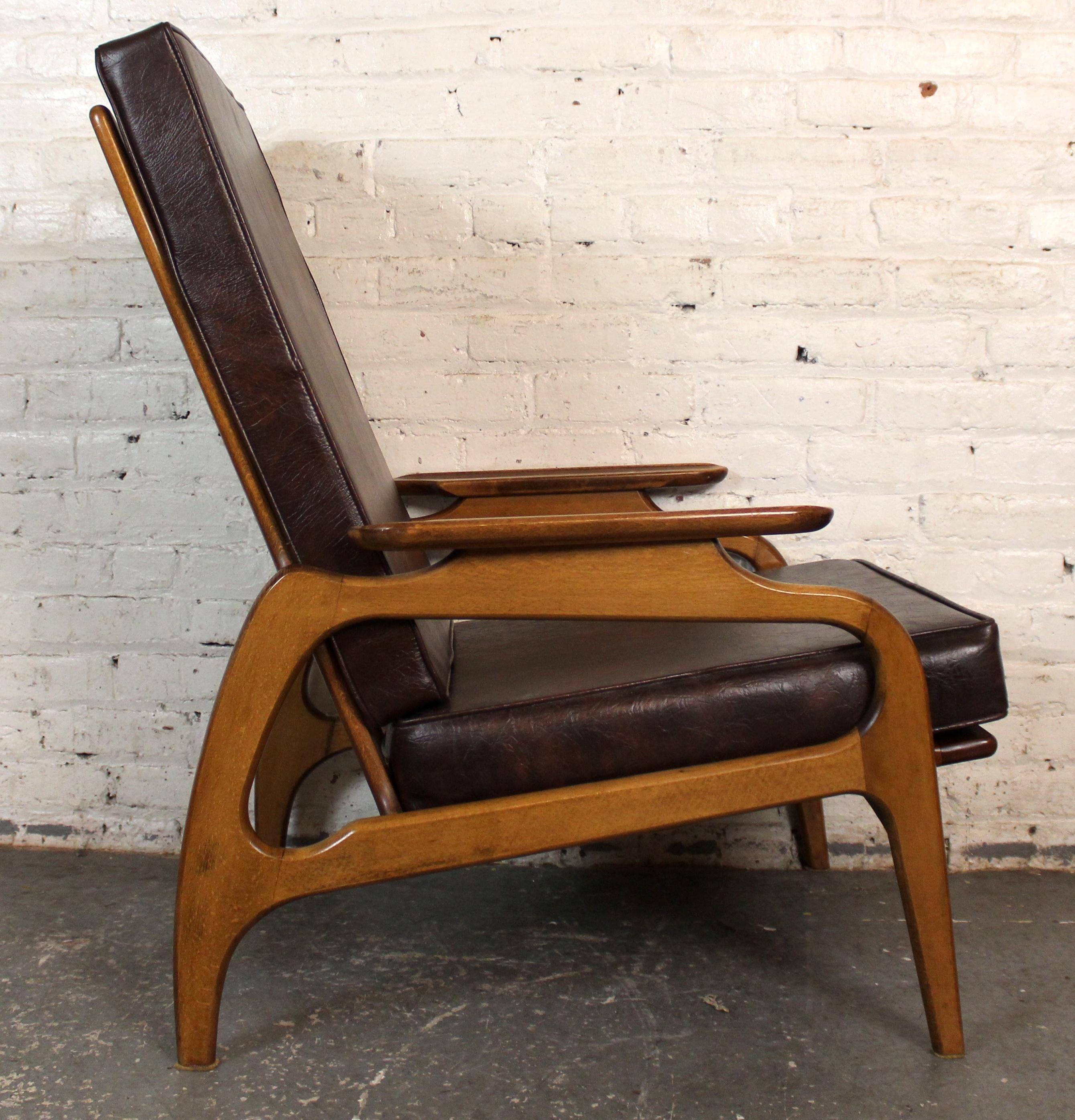 Sculpté Chaise longue vintage à dossier haut en noyer par Adrian Pearsall pour Craft Associates en vente