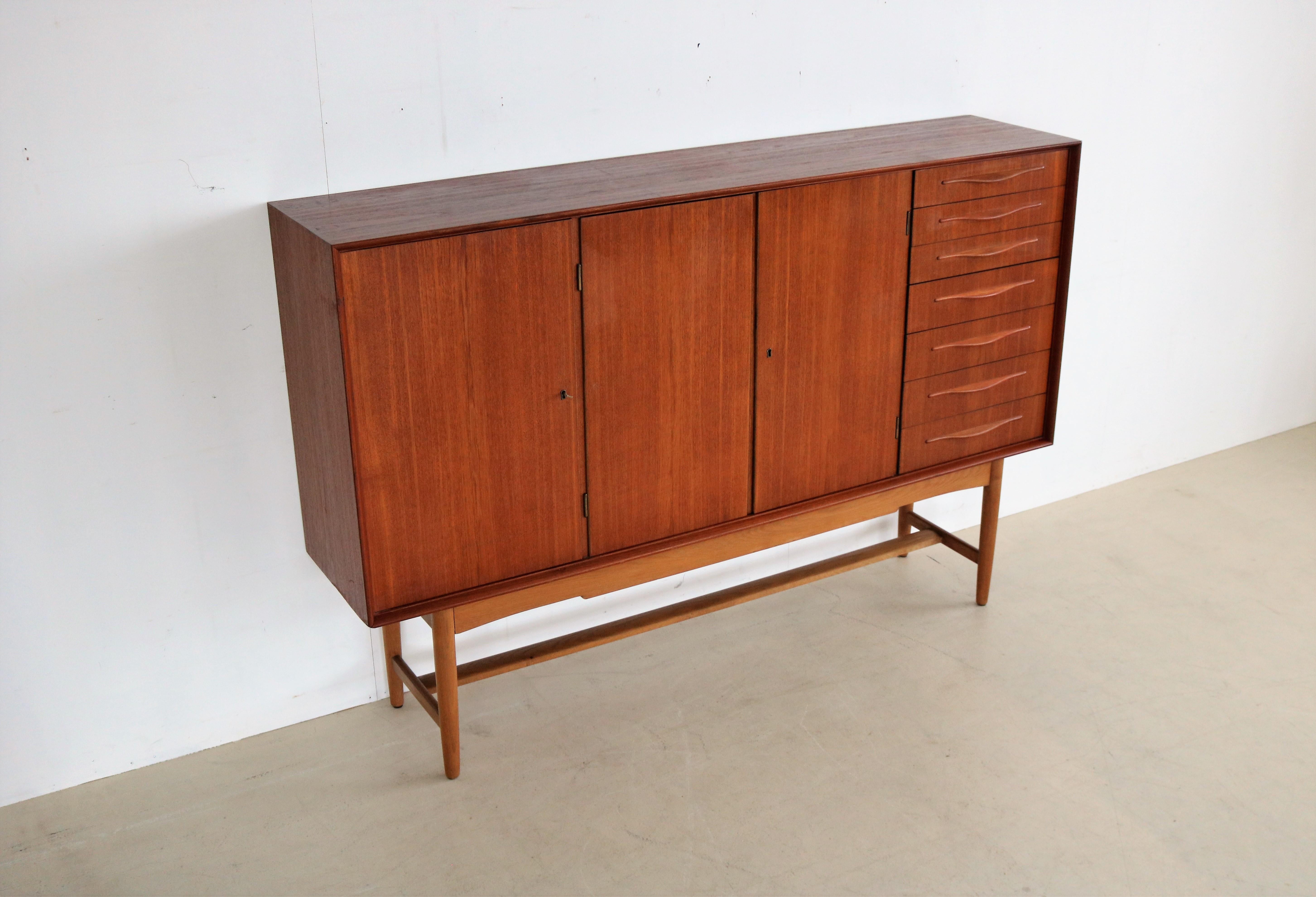 planche haute vintage  commode  cabinet  60s  Danois en vente 8