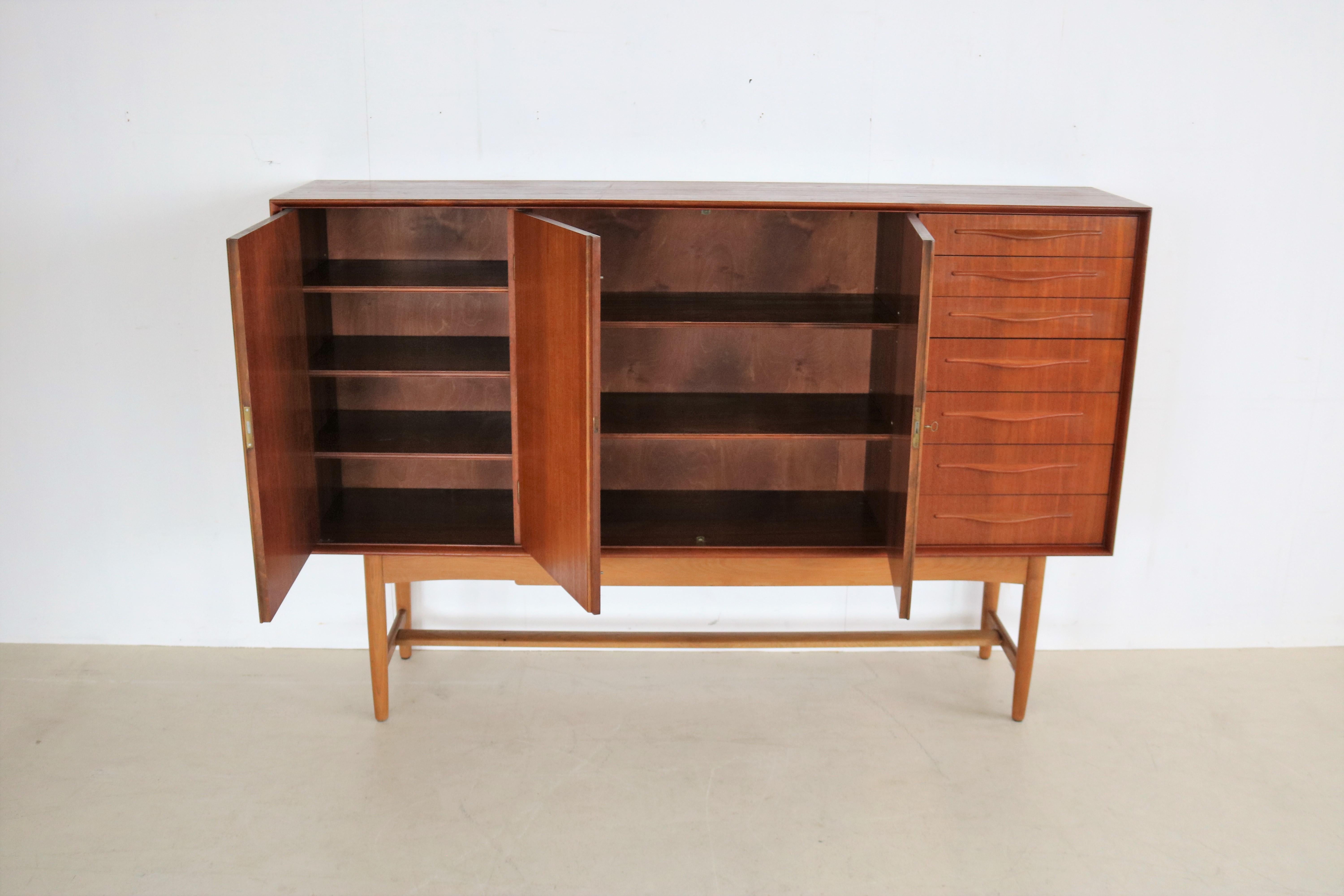 planche haute vintage  commode  cabinet  60s  Danois en vente 4