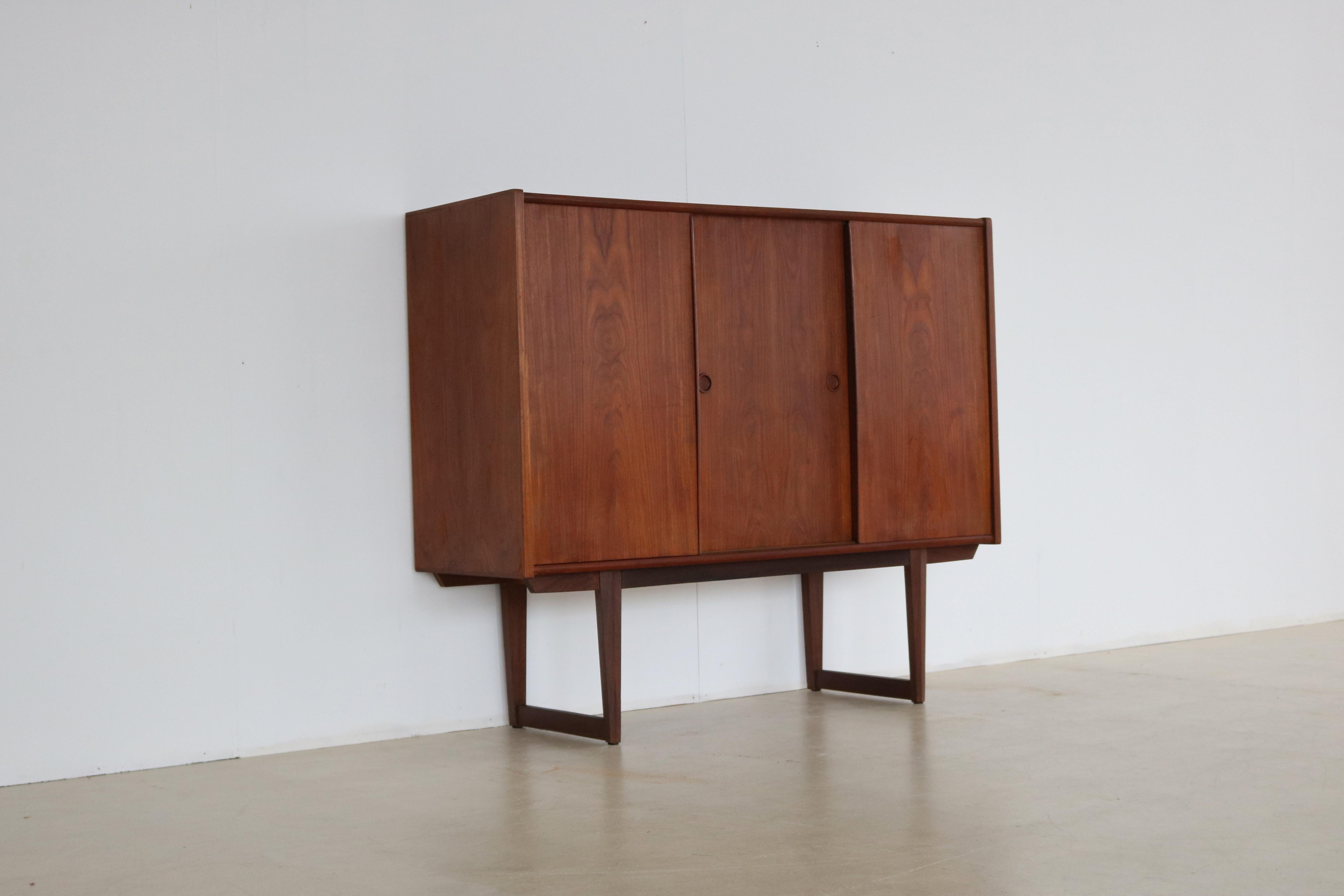 Vintage High Board  Wall Cabinet  60s  Danish In Good Condition For Sale In GRONINGEN, NL