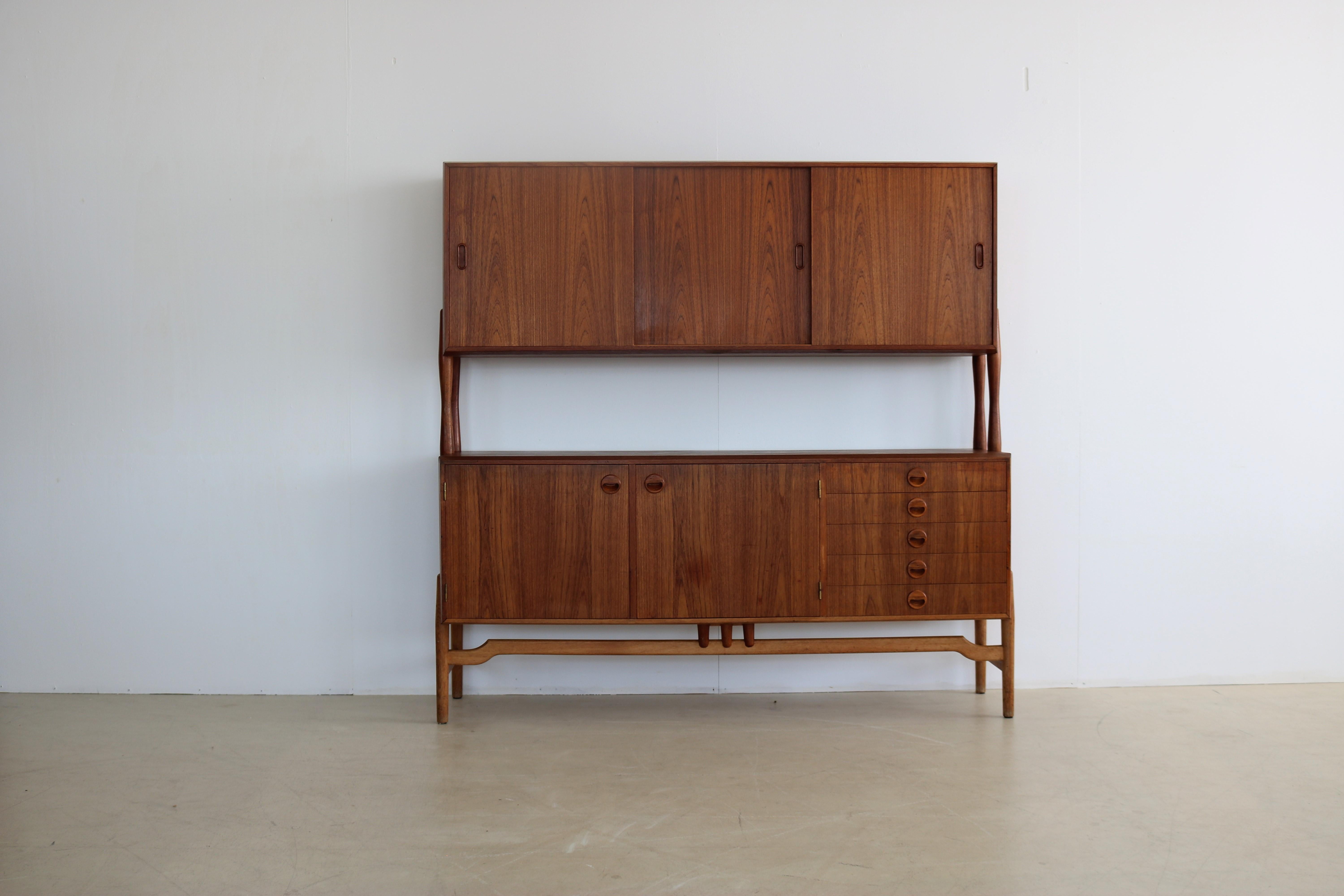 vintage high board wall unit Ahlstrom Osakeyhtio

period 60s
designs A. Ahlstrom Osakeyhtio Finland
conditions good light signs of use
Size 169 x 170 x 46 (hxwxd)

details teak; oak;
article number 1683.