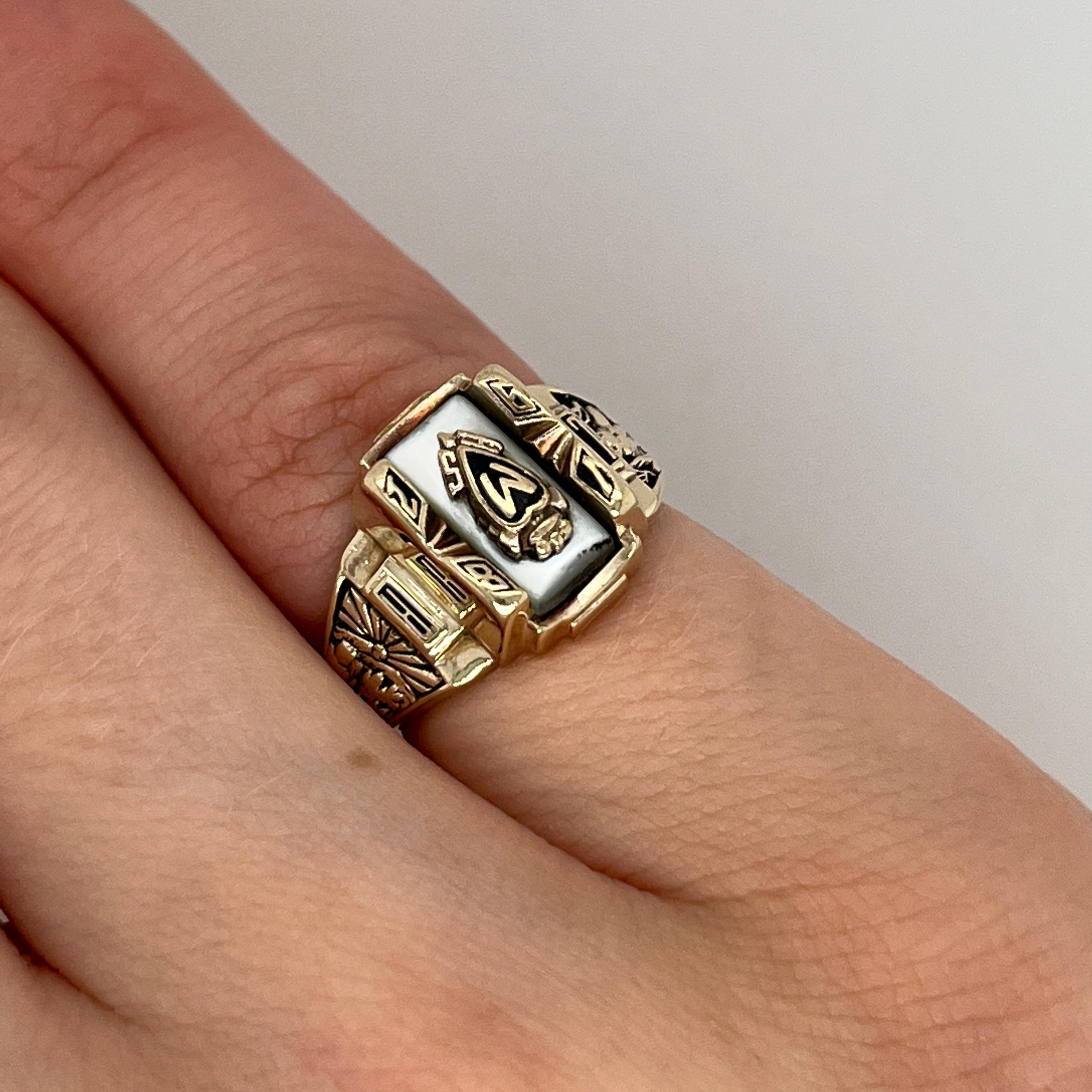 Una encantadora pieza de historia, esta alta 
El anillo de la escuela está fabricado en oro amarillo macizo de 10 ct. 
Con el clásico detalle de la cresta escolar de mediados de siglo 
y grabada con el año 